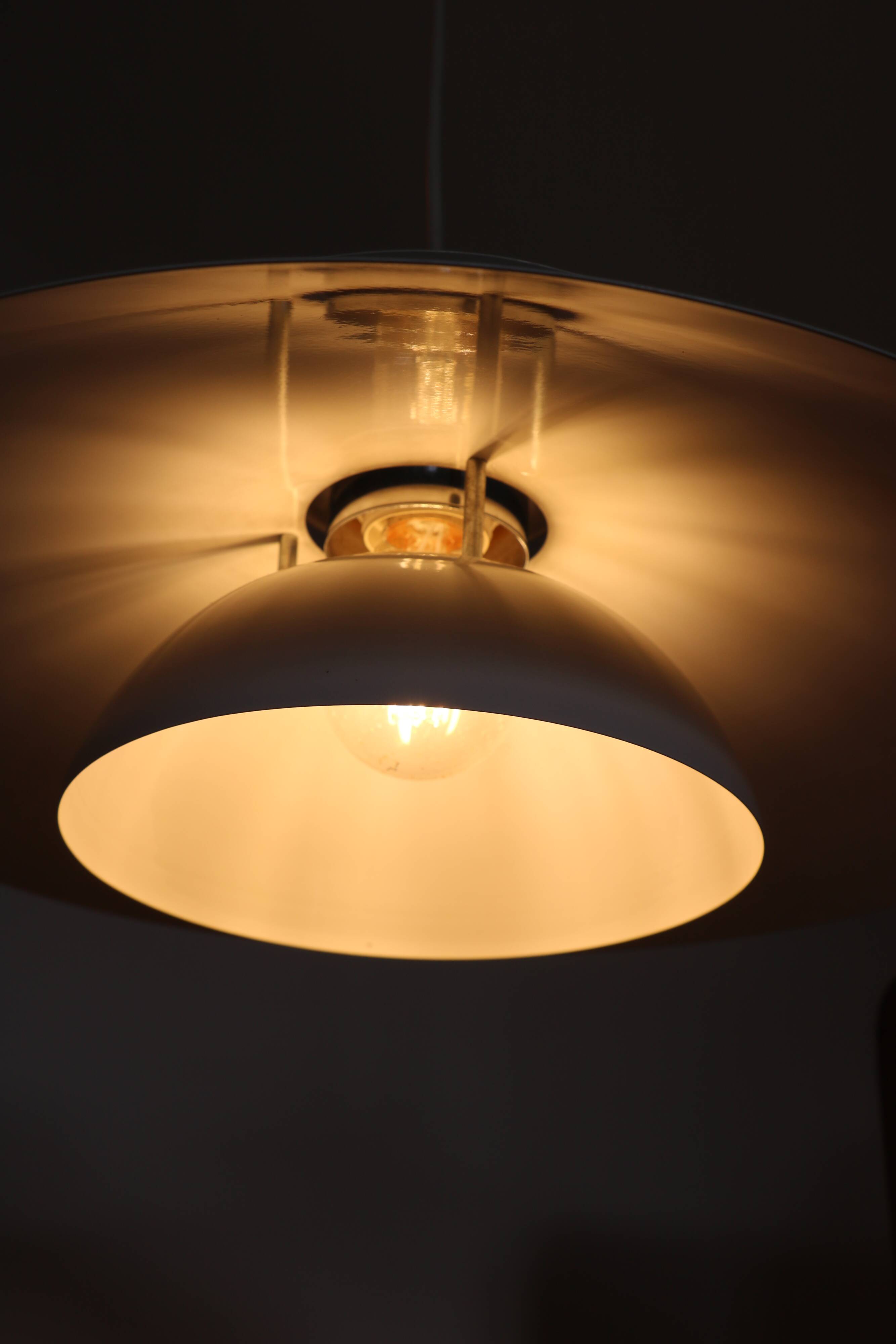 Suspension scandinave en métal blanc