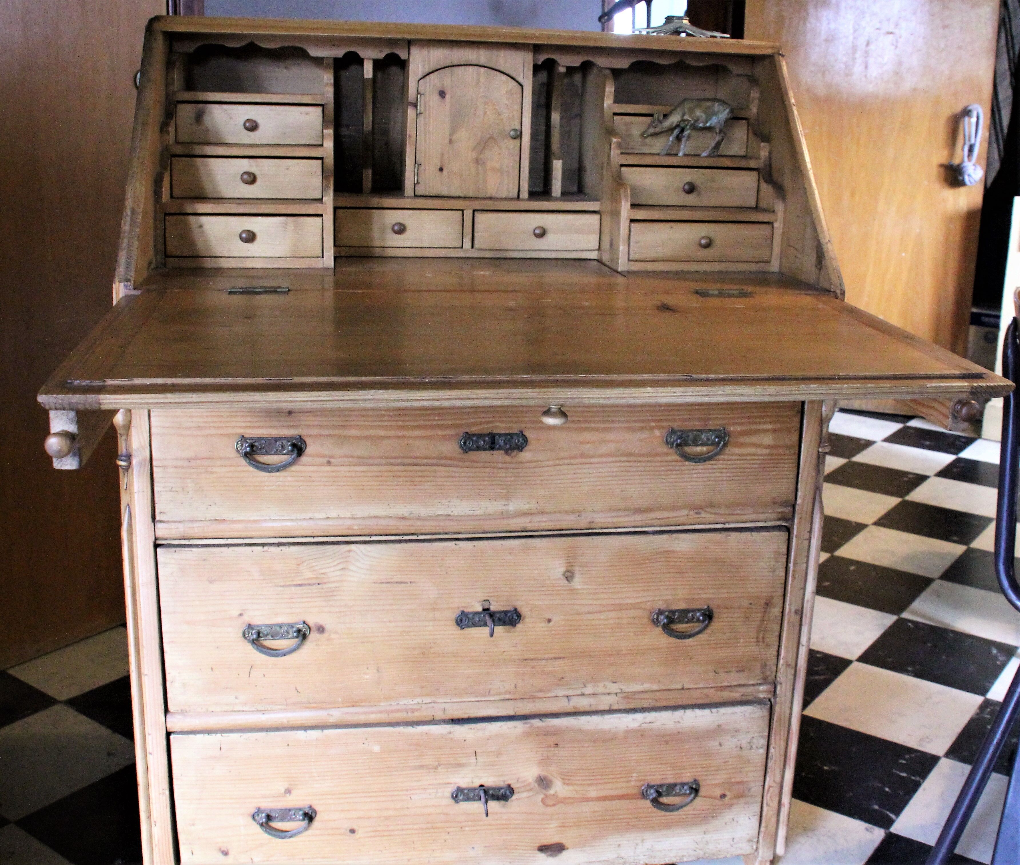Writing desk in solid pine