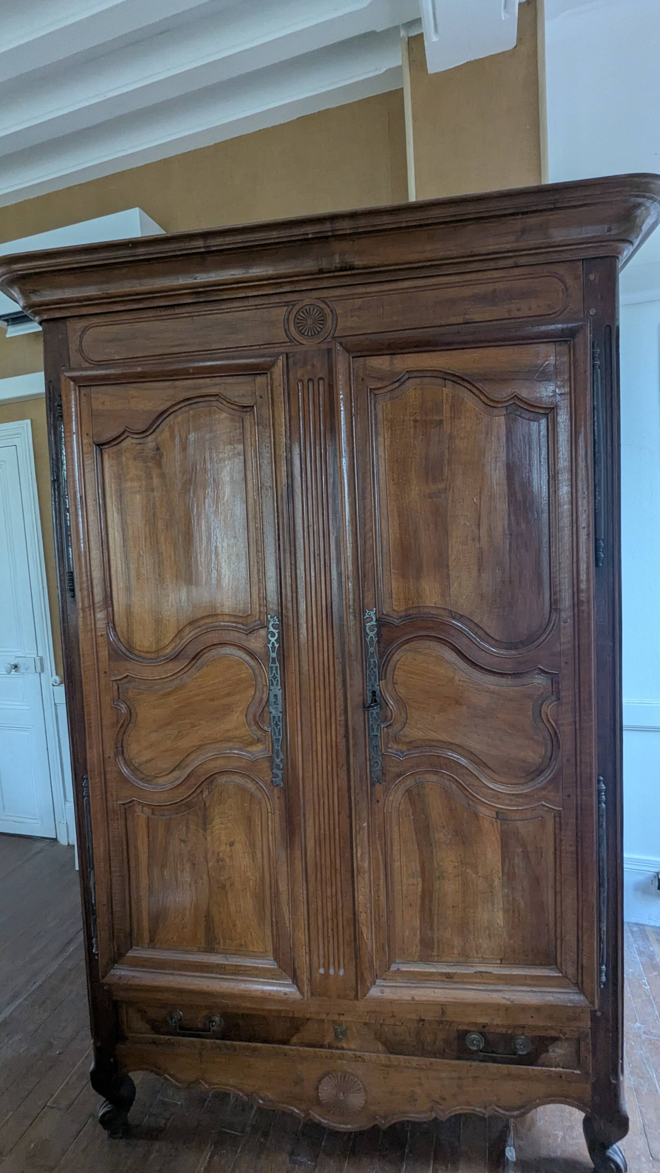 Armoire époque style Louis XV -Louis XVI en noyer