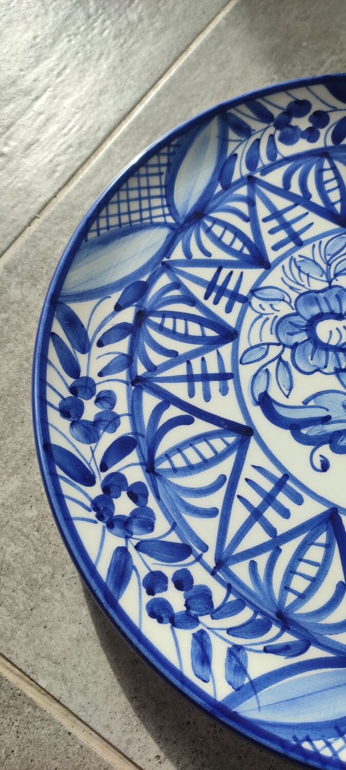 Large wall plate in majolica signed by Enrique Crespo, Artesania years.