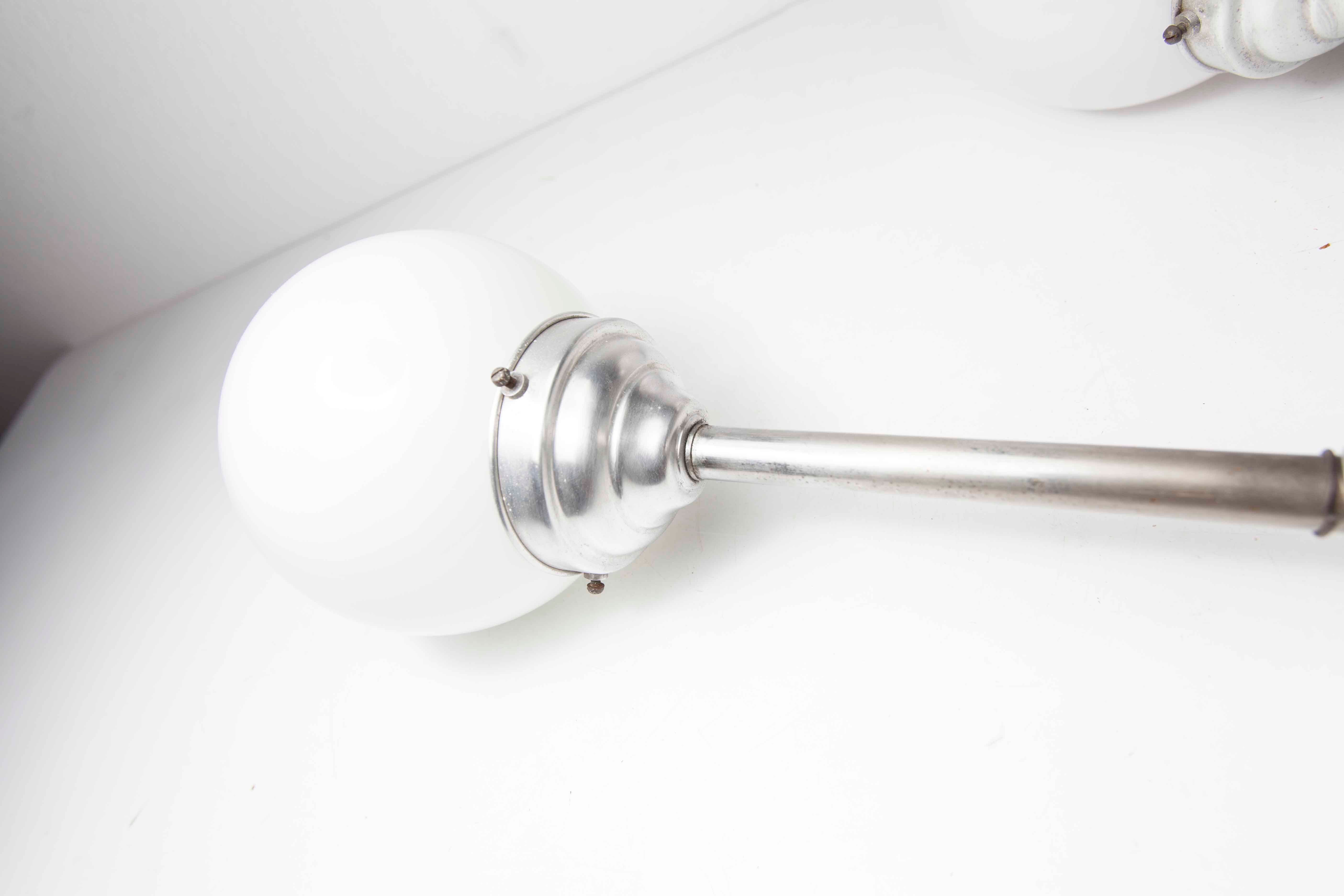 Paire de plafonnier boule 1950 chrome et opaline blanche