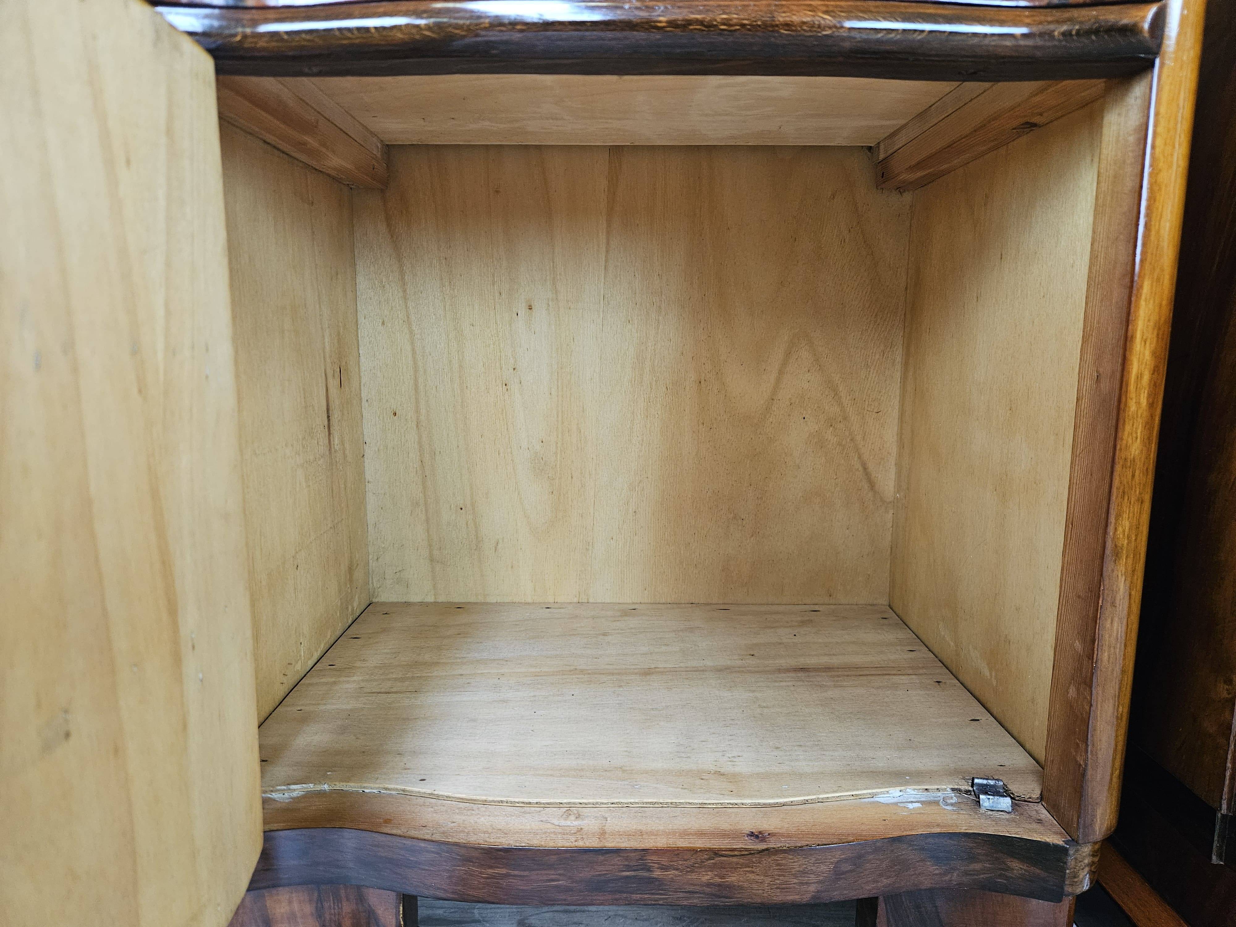 Art Decò bedside tables in walnut burl with brass knobs