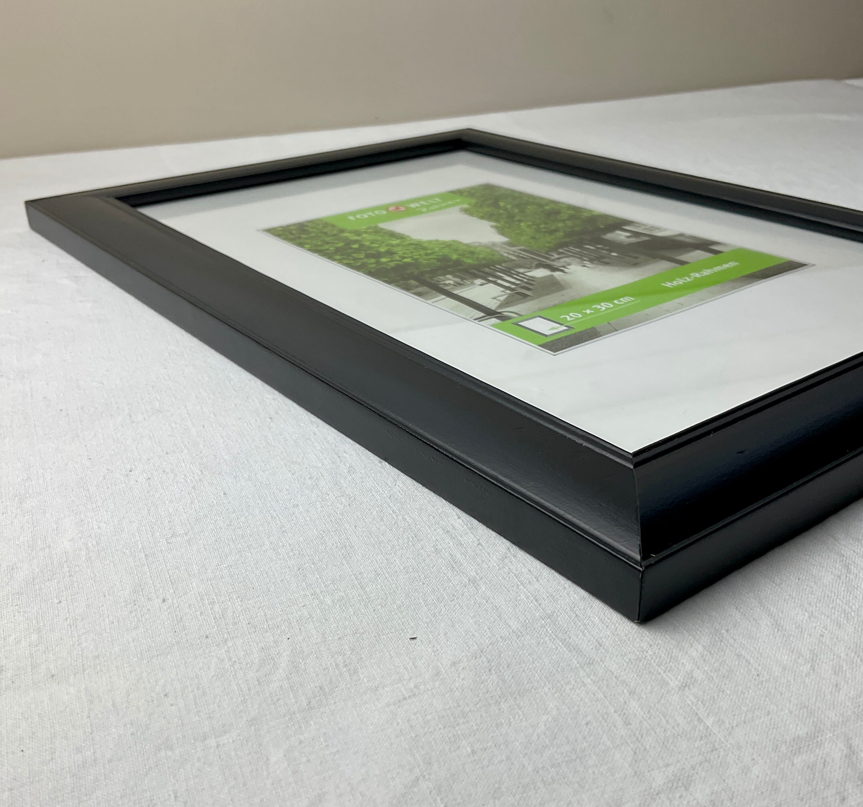 Black wooden frame foto welt