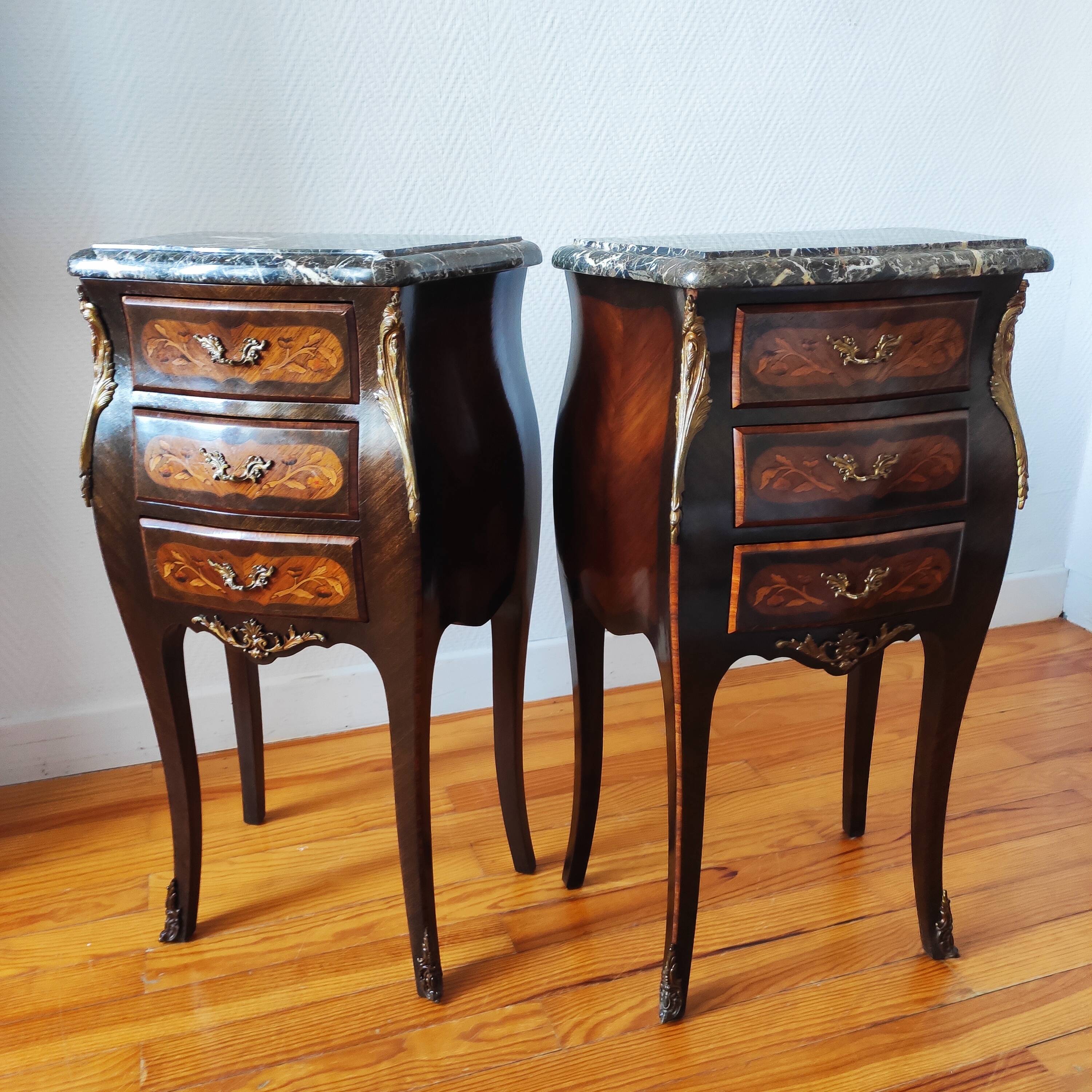 Paire de tables de chevet style Louis marbre noir