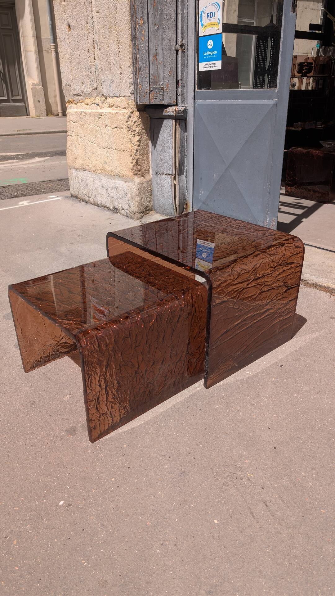 Tables basses gigognes en plexiglas fumé
