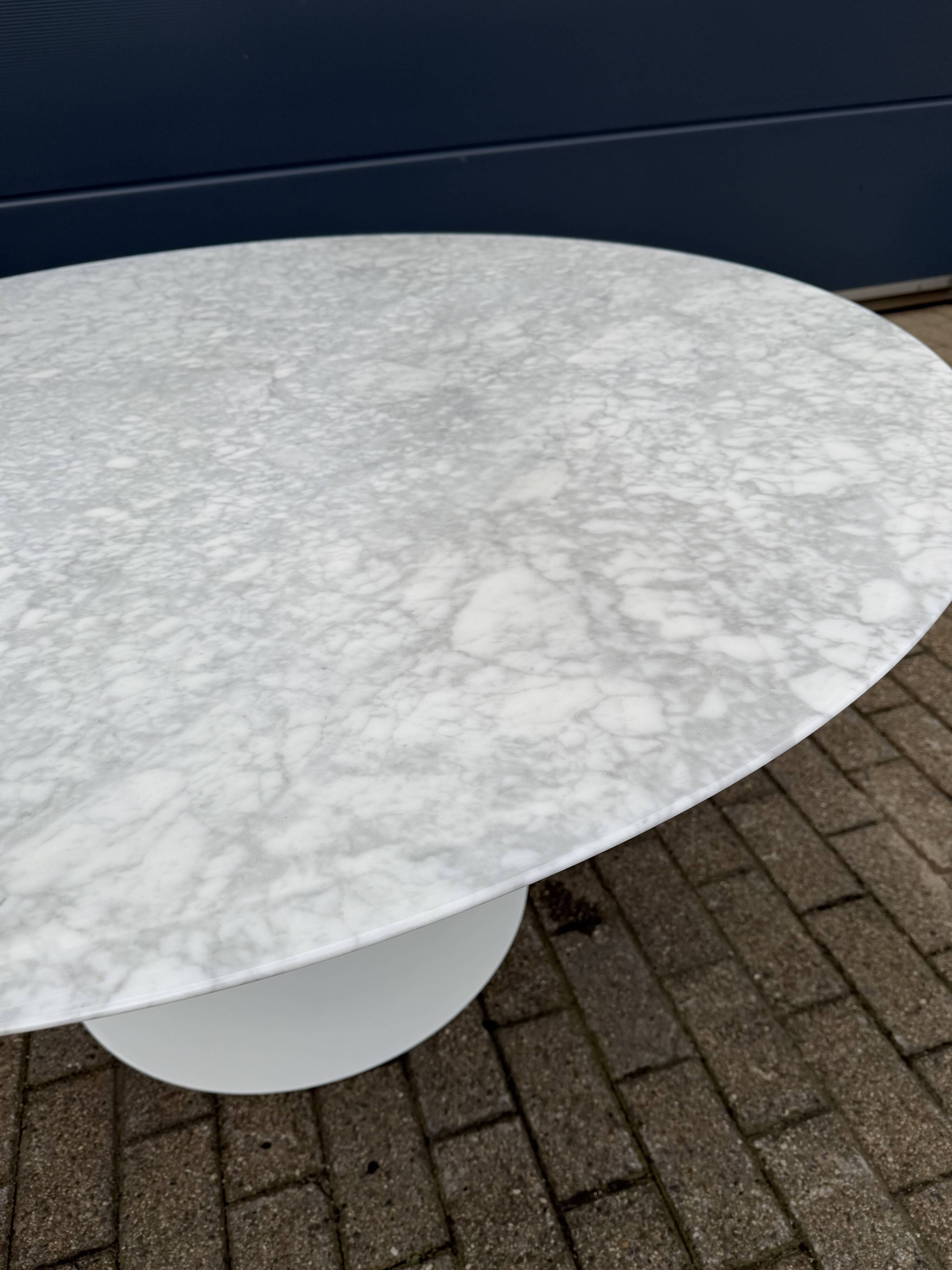 Original round dining table Knoll Tulip (152cm) Carrara