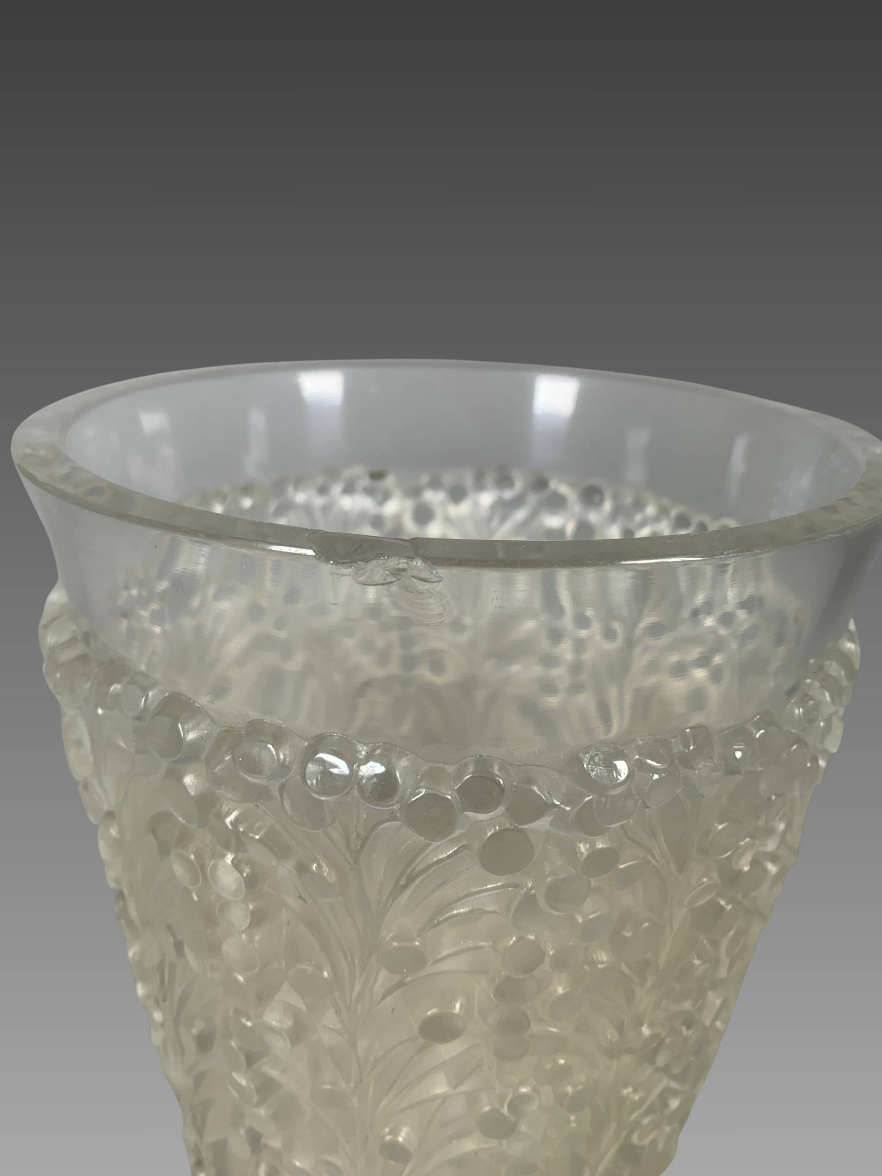 René Lalique (1860-1945) Vase "St Tropez", circa 1937 Art Deco