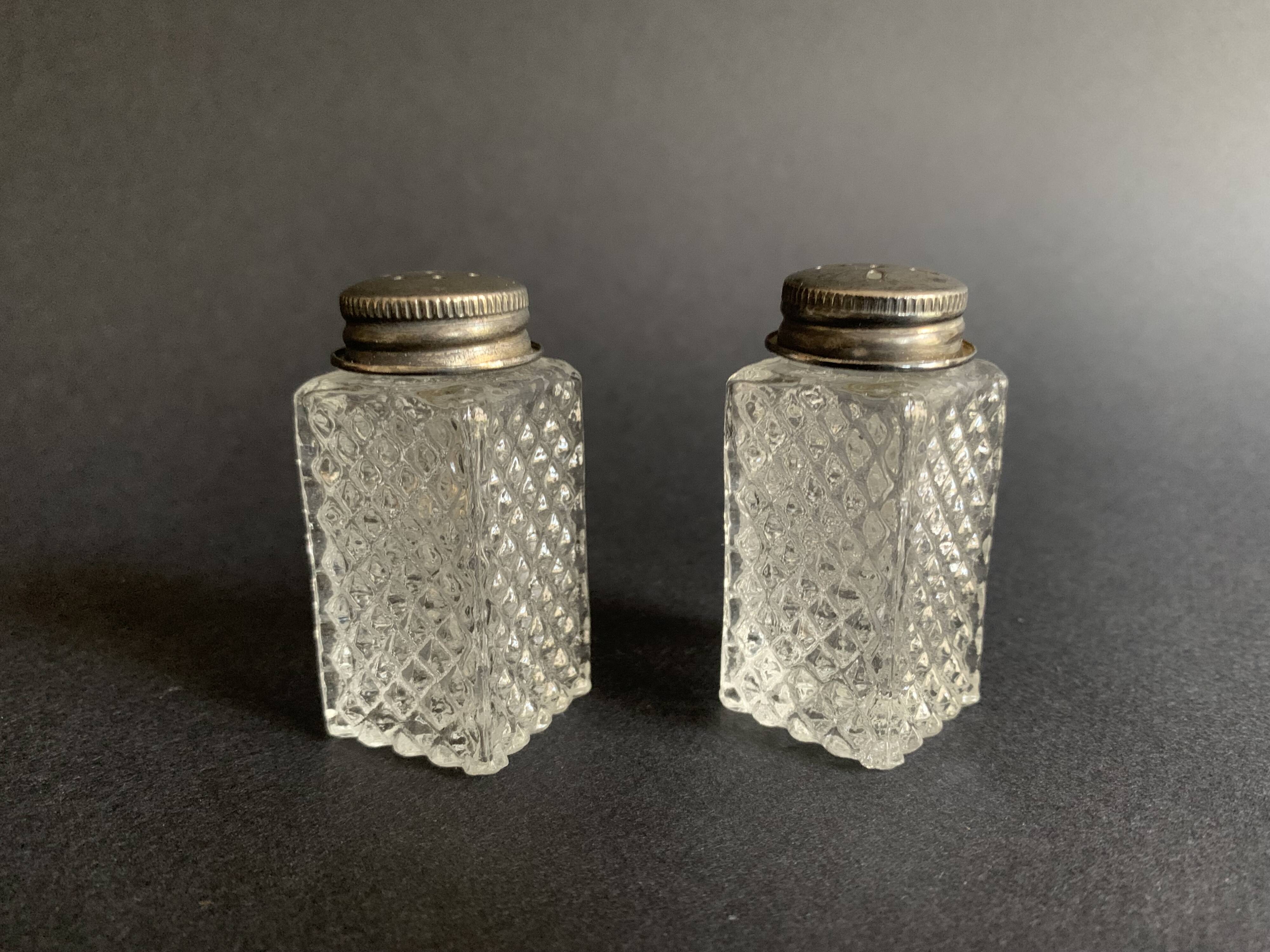 Salière et poivrières en verre pointe de diamant des années 60