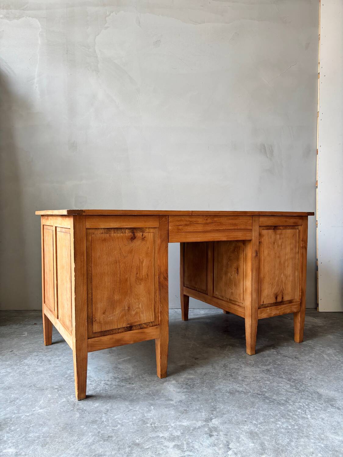 Bureau ancien en chêne massif brut, aérogommé et ciré