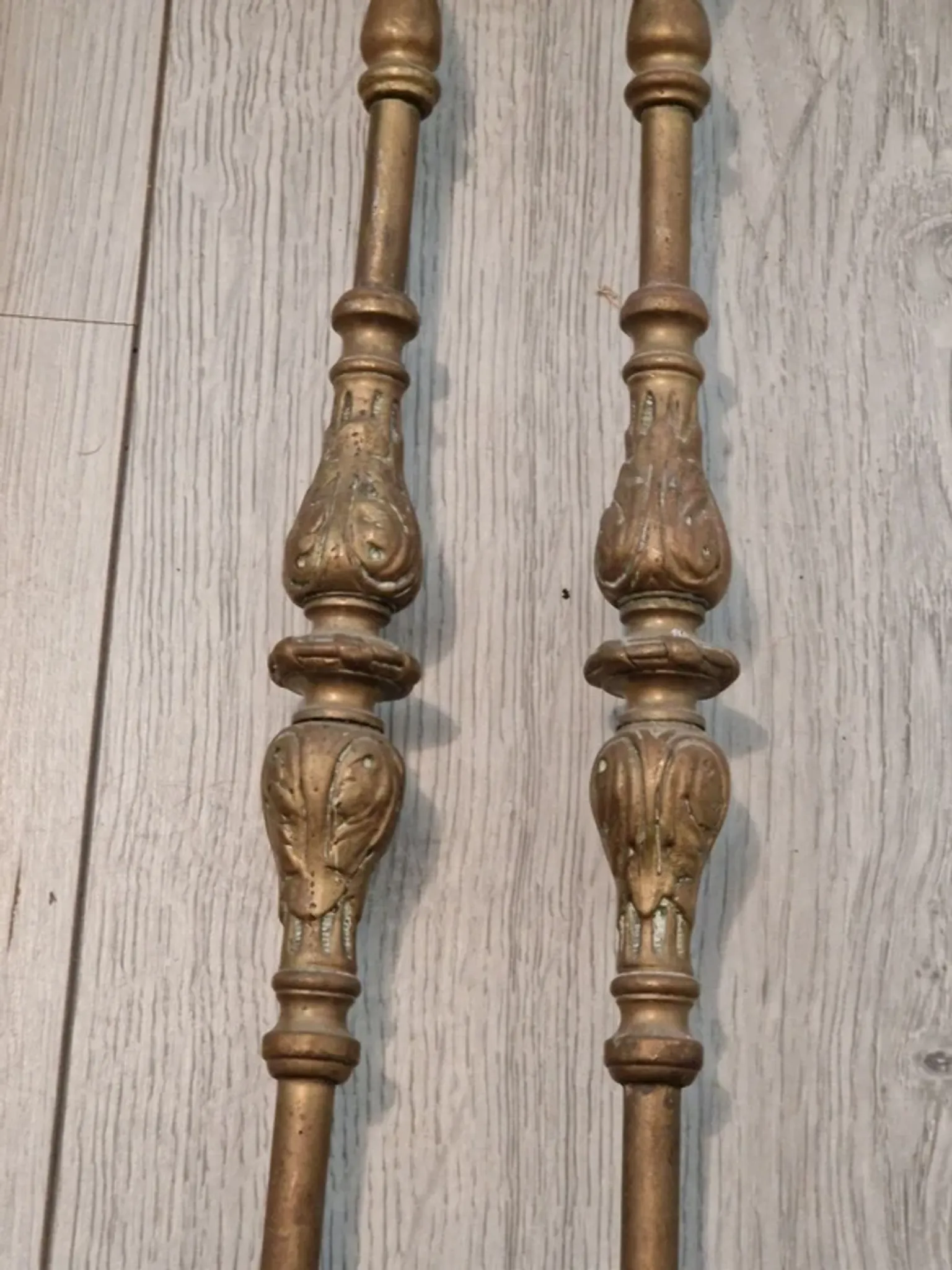 Fireplace servant: shovel and tongs in bronze, Louis XVI style, late 19th century.
