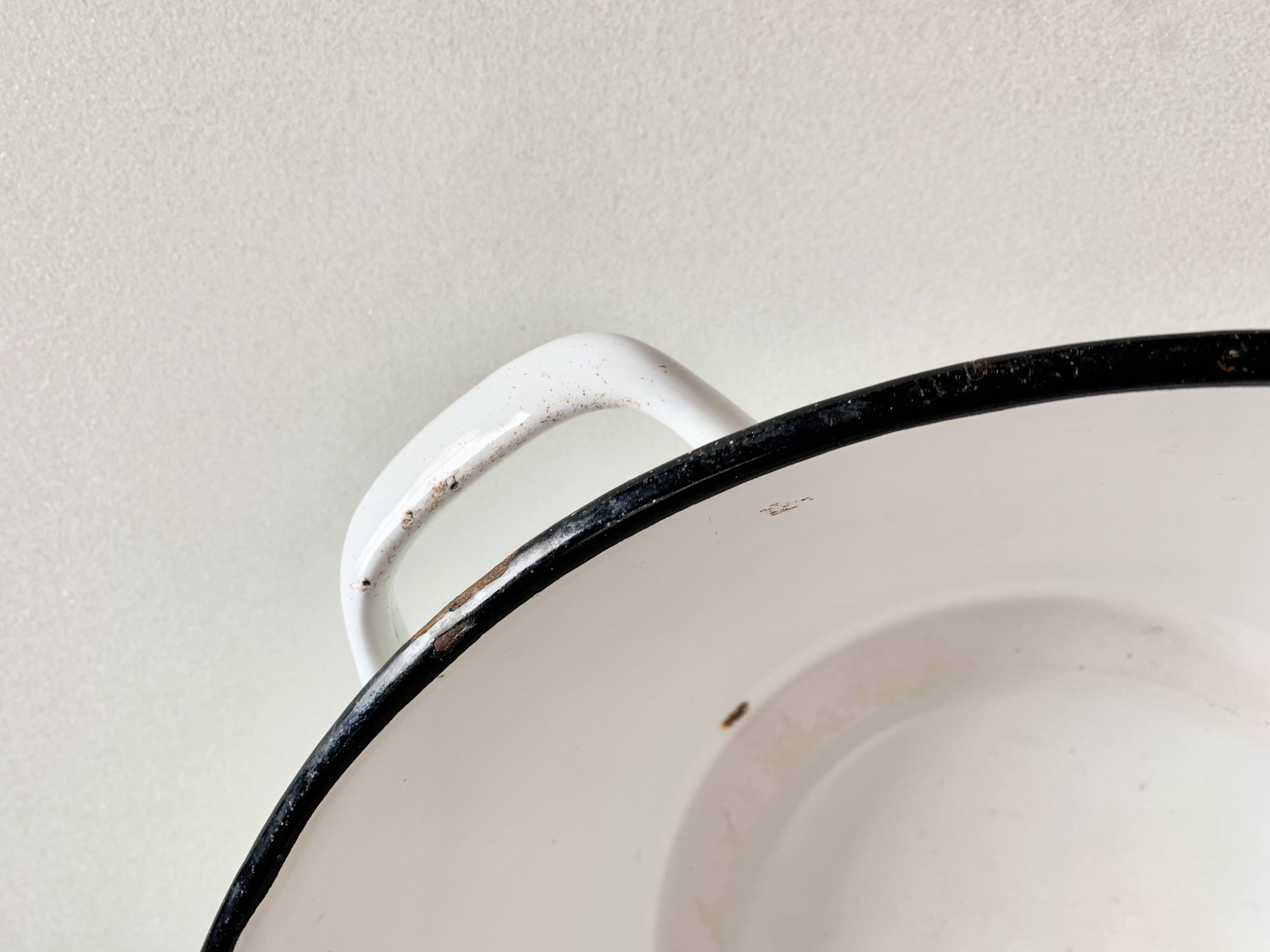 Large vintage basin in white enameled sheet metal