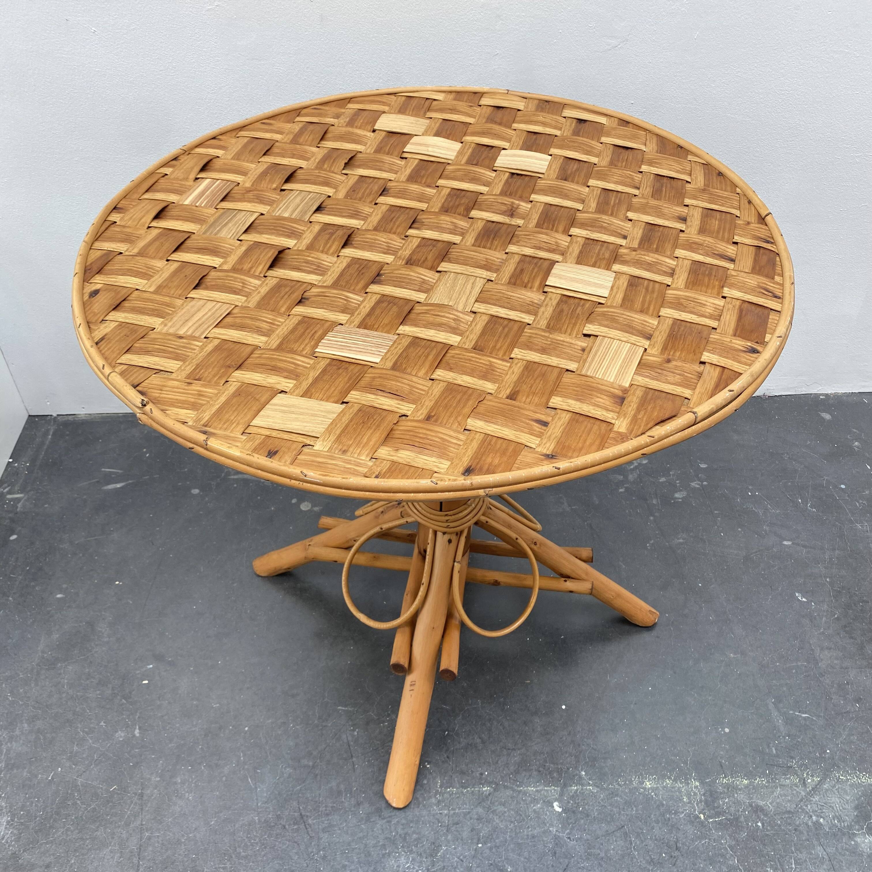 Ensemble composé d’une table et trois fauteuils en lamelles de châtaignier années 50/60