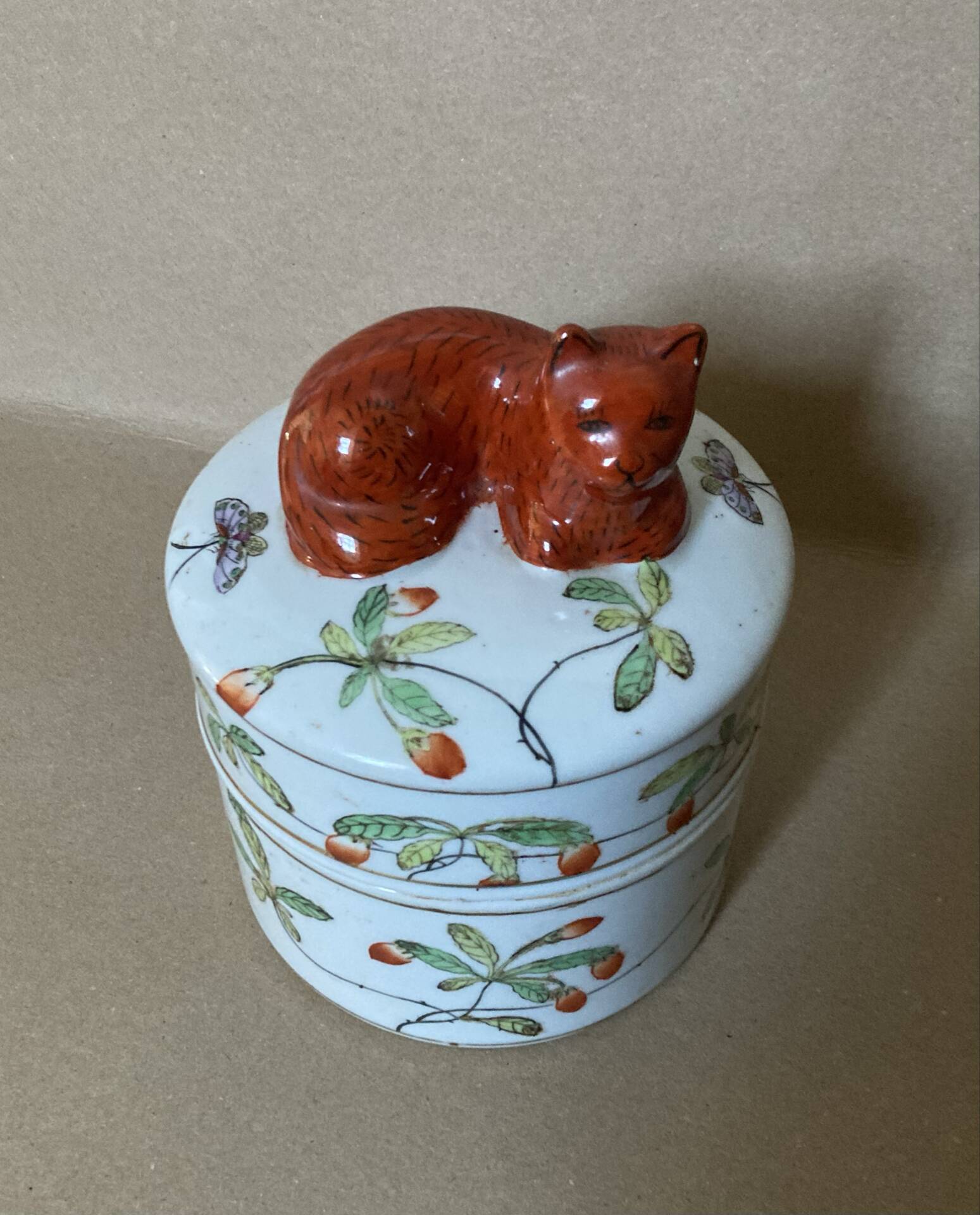 Pot couvert en faïence IMARI décor fait main, fleurs papillons et chat