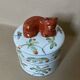 Pot couvert en faïence IMARI décor fait main, fleurs papillons et chat