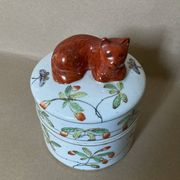 Covered pot in IMARI earthenware, hand-painted decoration, flowers, butterflies, and cat.