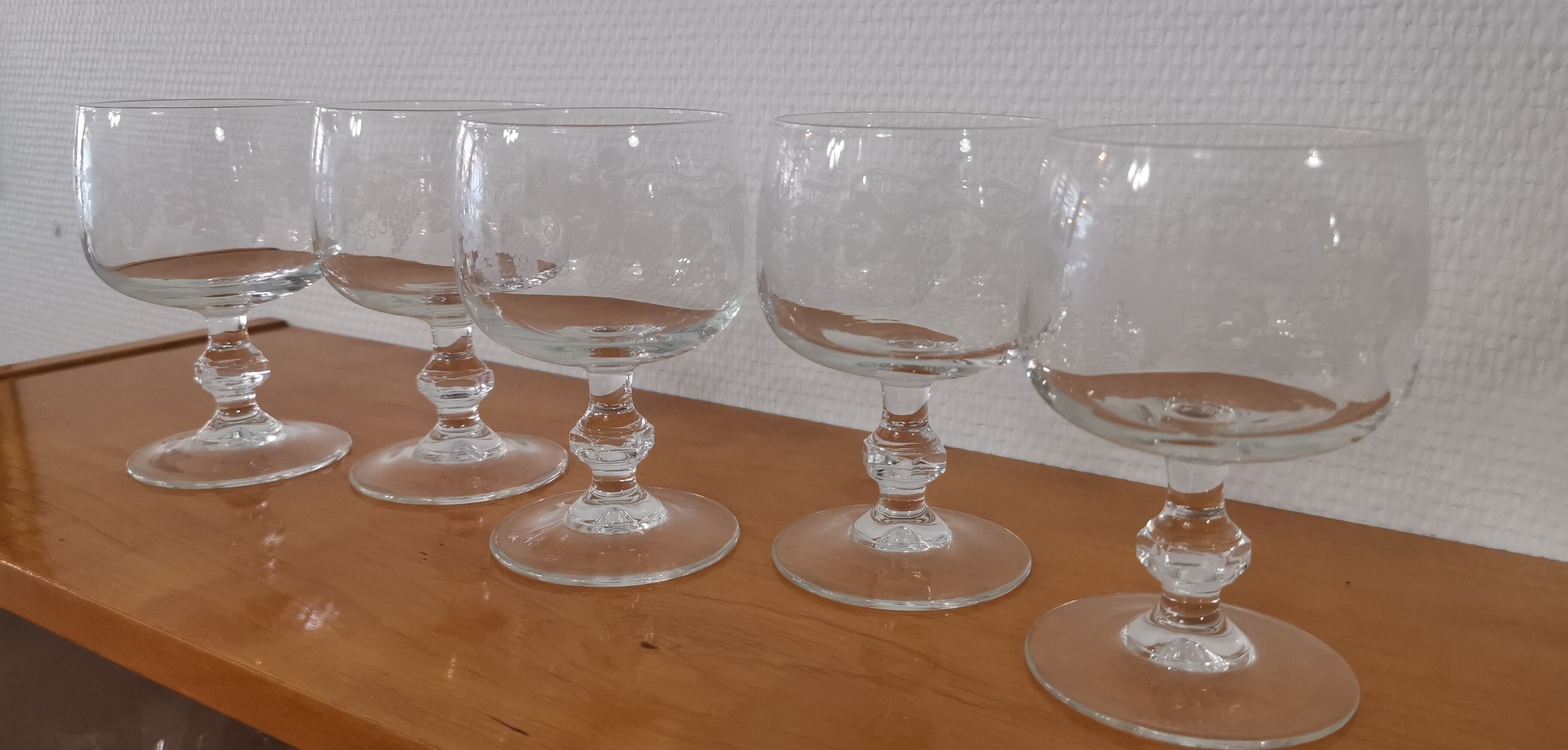 Set of 5 water glasses on feet, grape decoration and Luminarc vine shoot