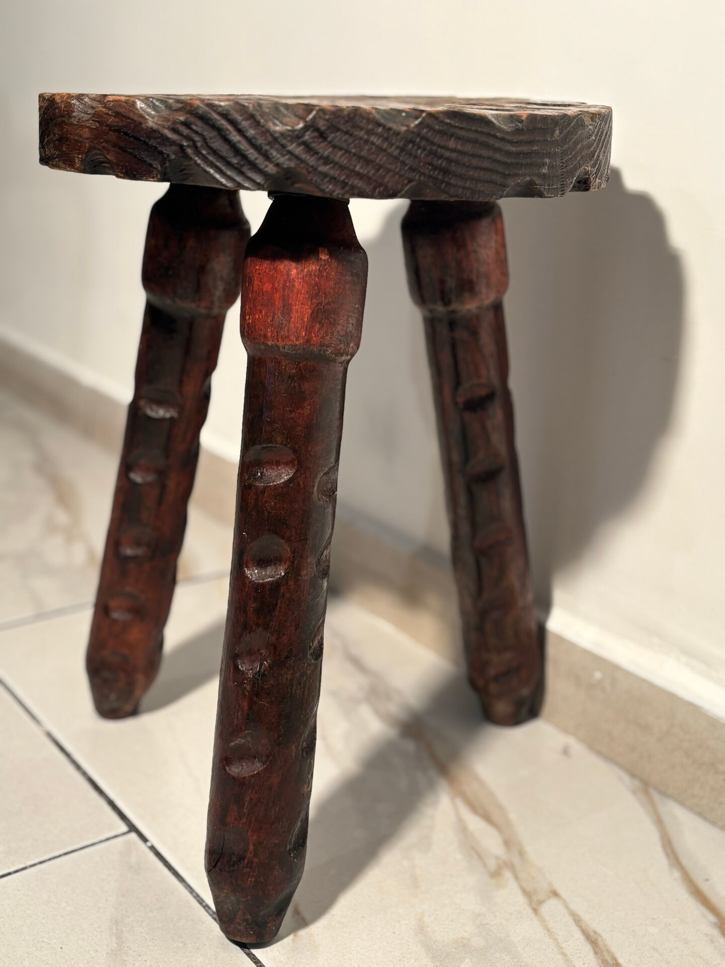 Brutalist sculpted tripod stool in solid wood — 1960s