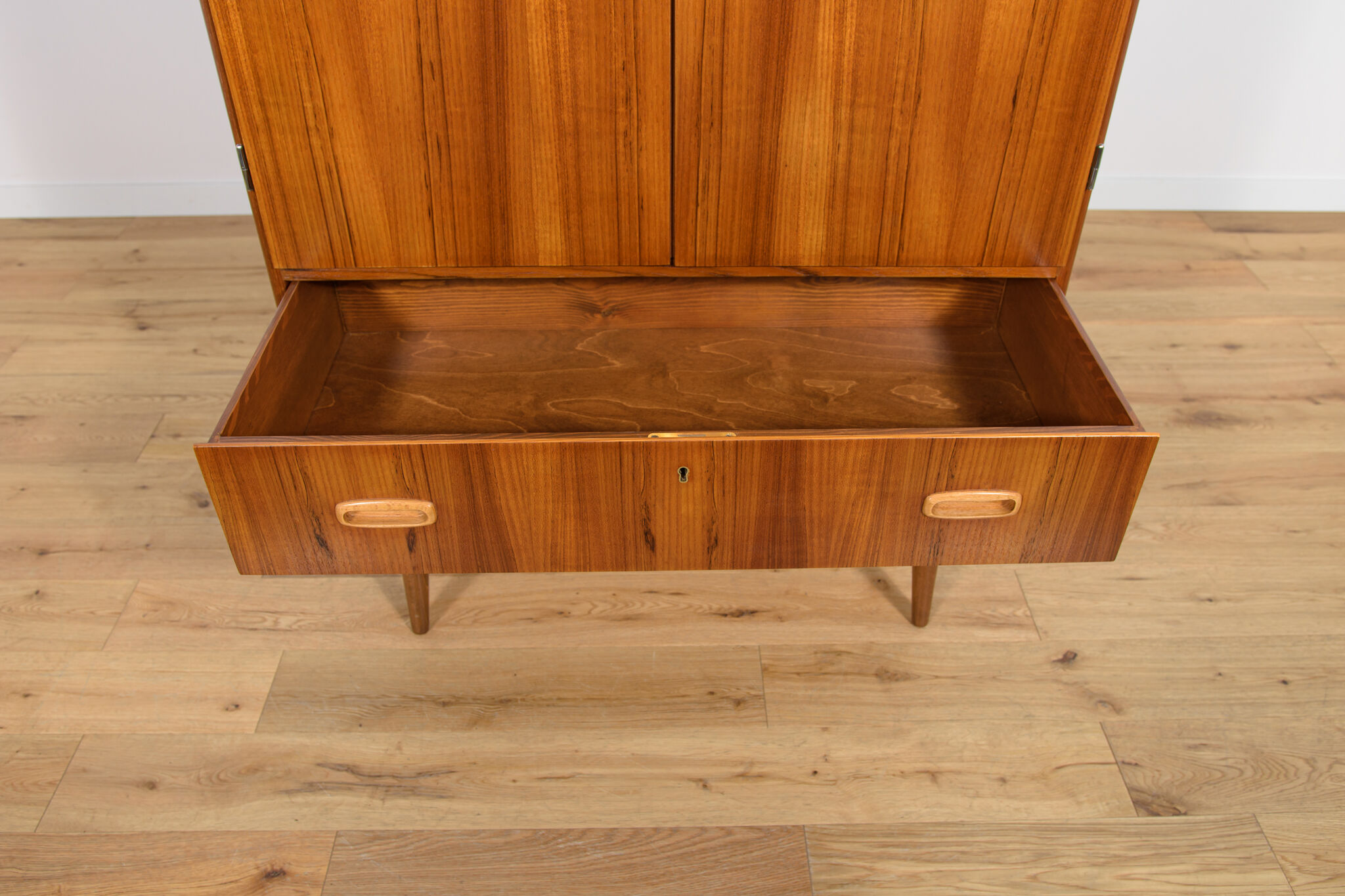 Armoire en teck du milieu du siècle, années 1970