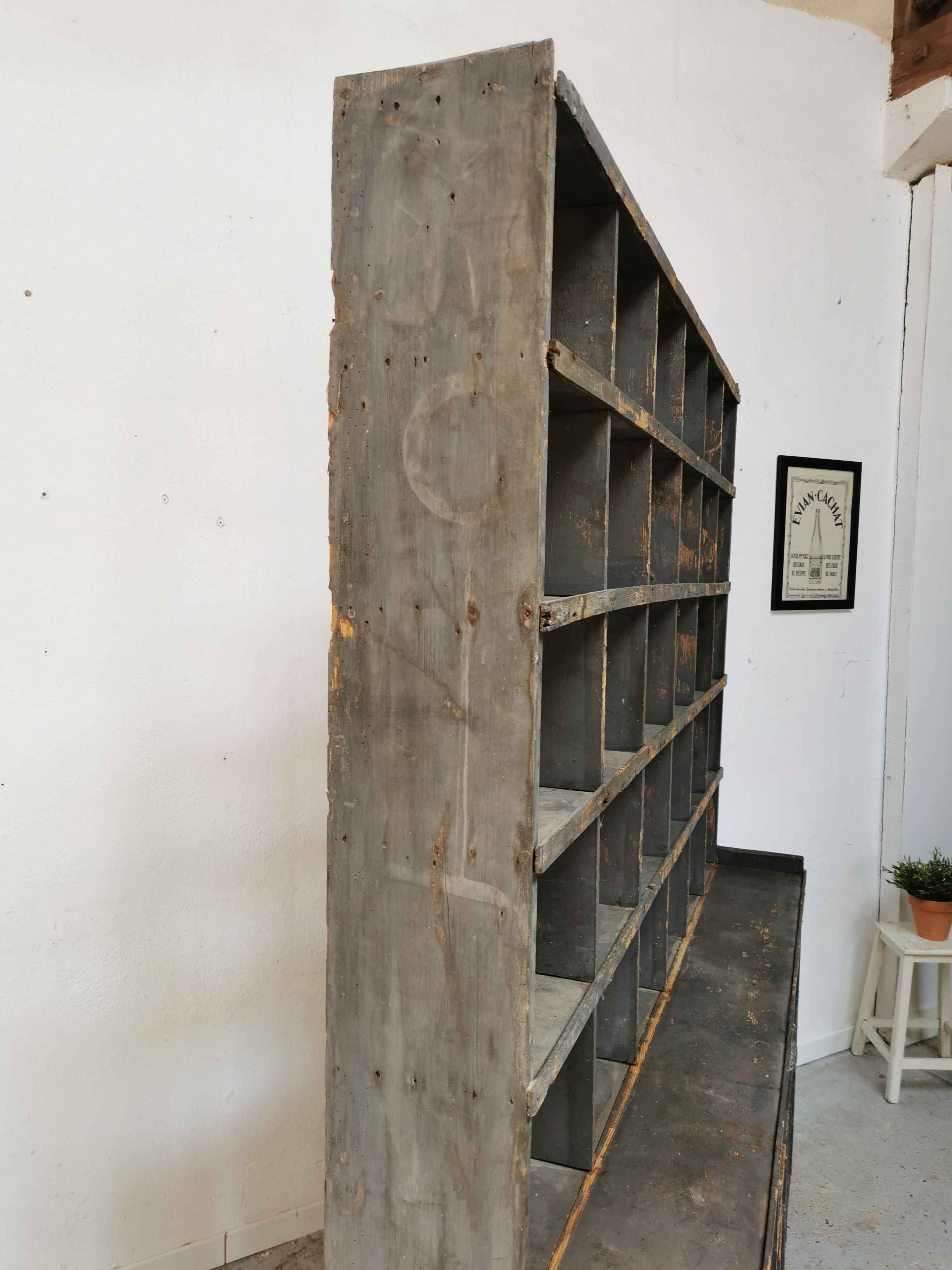 Meuble de métier à casiers bibliothèque