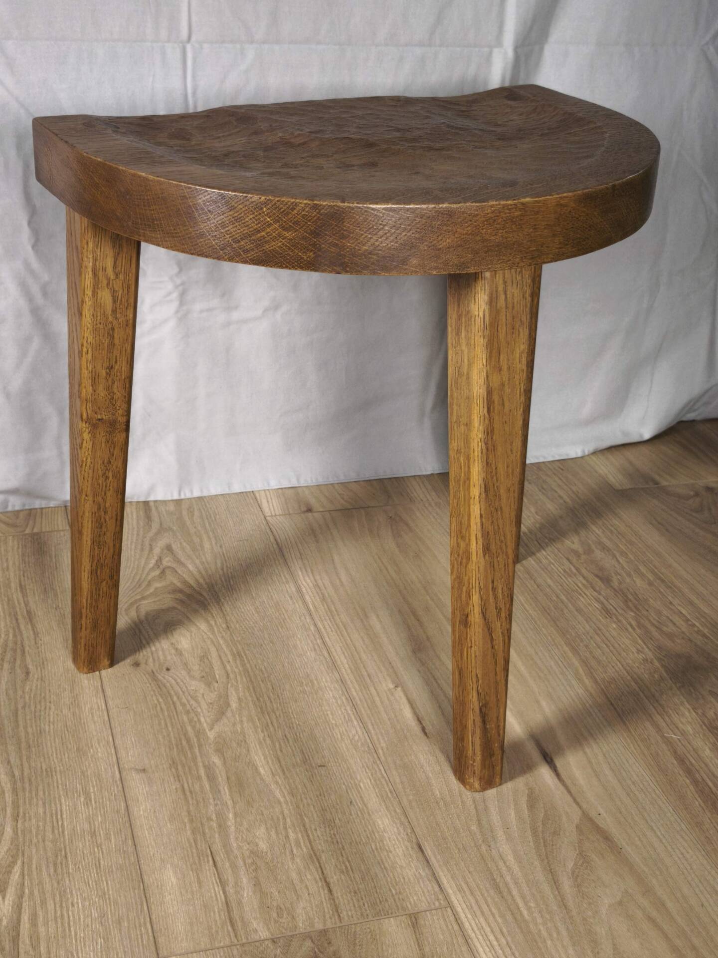 Tabouret en chêne gougé
