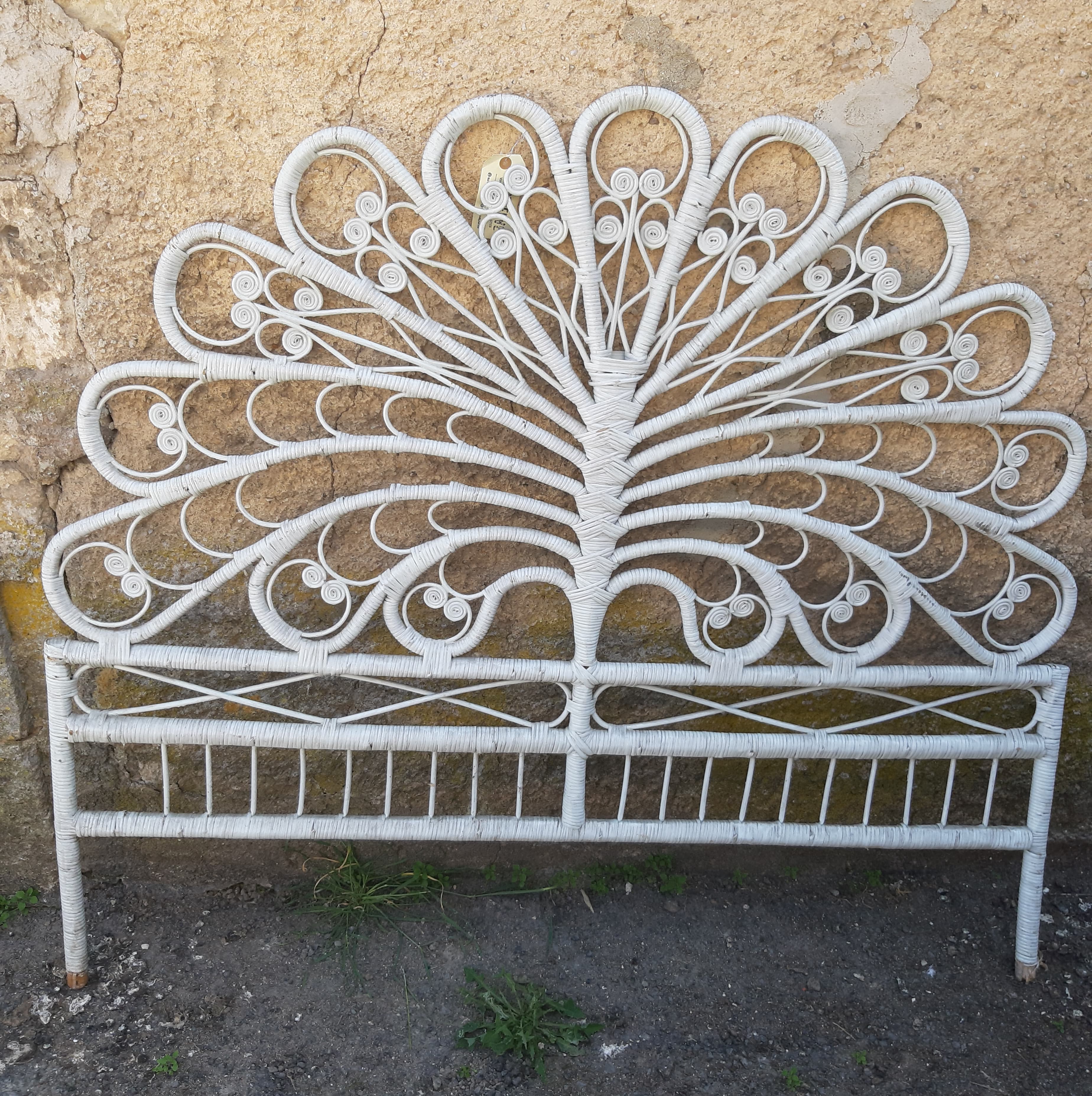 Tete de lit peacock rotin blanc