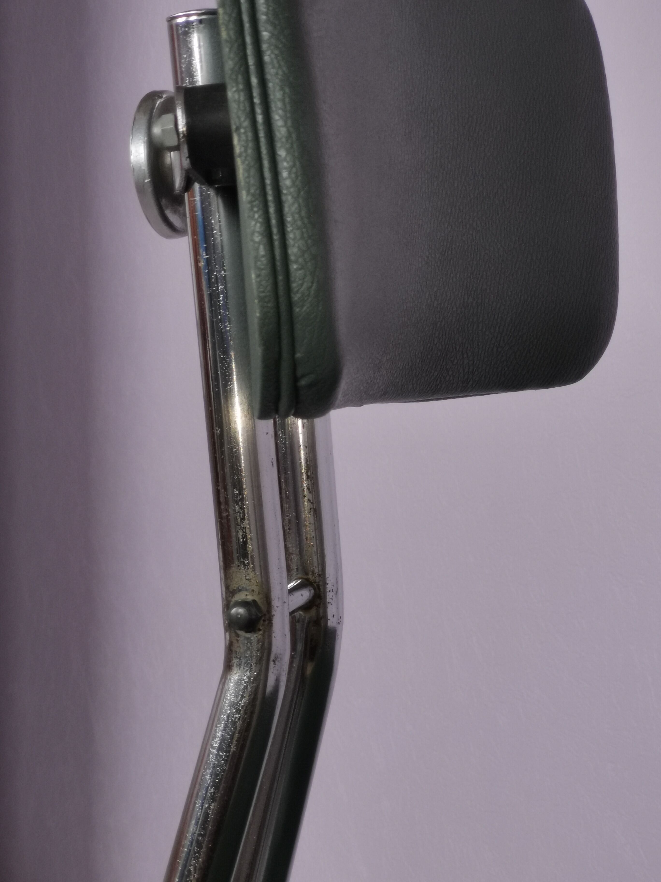Chaise pivotante en skaï vert et acier chromé, Pullman, 1960