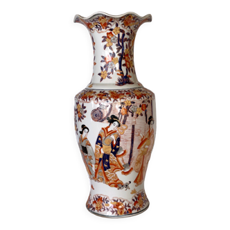 Large Chinese porcelain vase decorated with geishas and flowers, mid-19th century