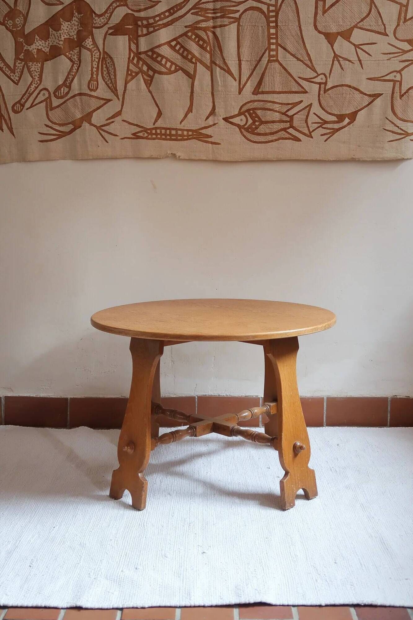 Round beech coffee table with curved legs, 1980s.
