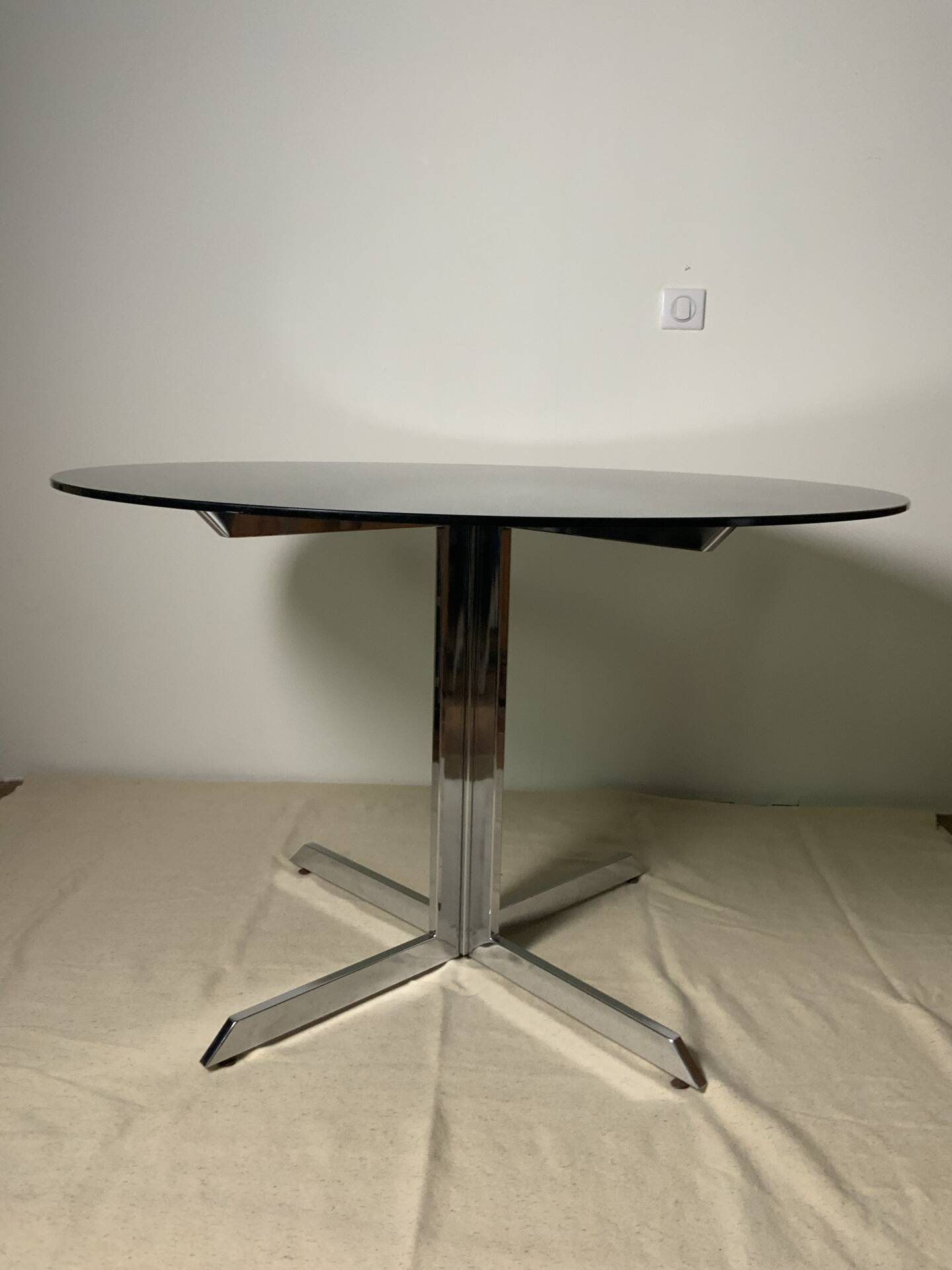 Glass dining table 70.