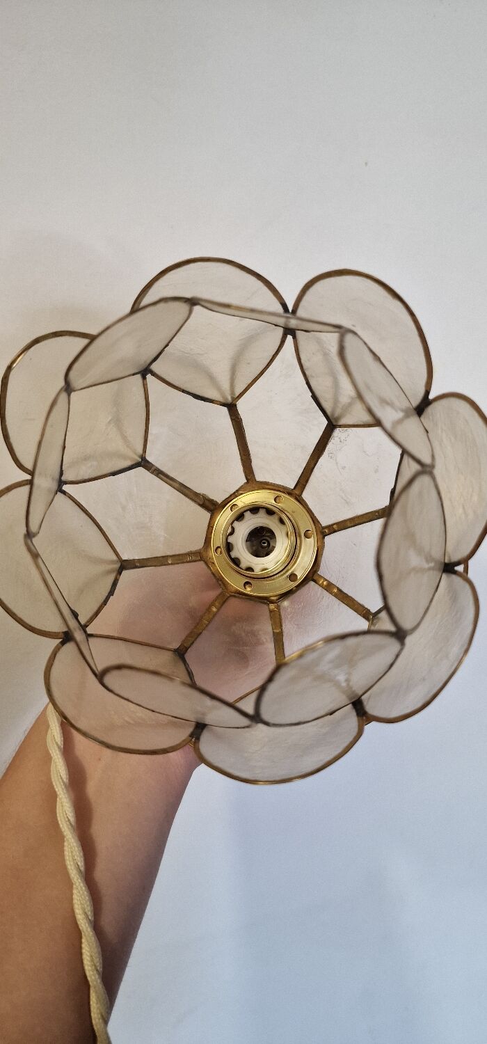 Mother-of-pearl flower in portable lamp or suspension