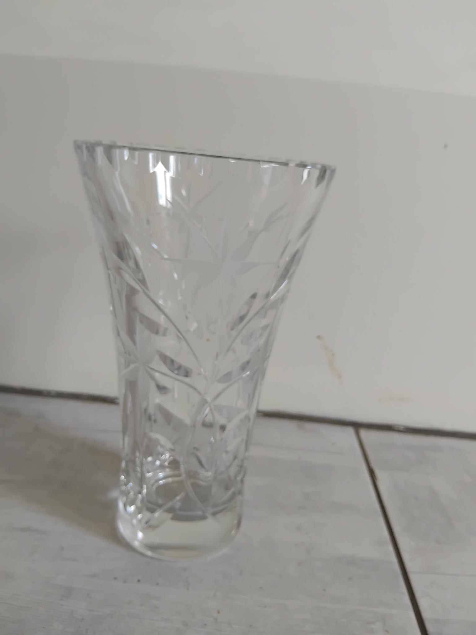 Cut crystal vase with flower decoration