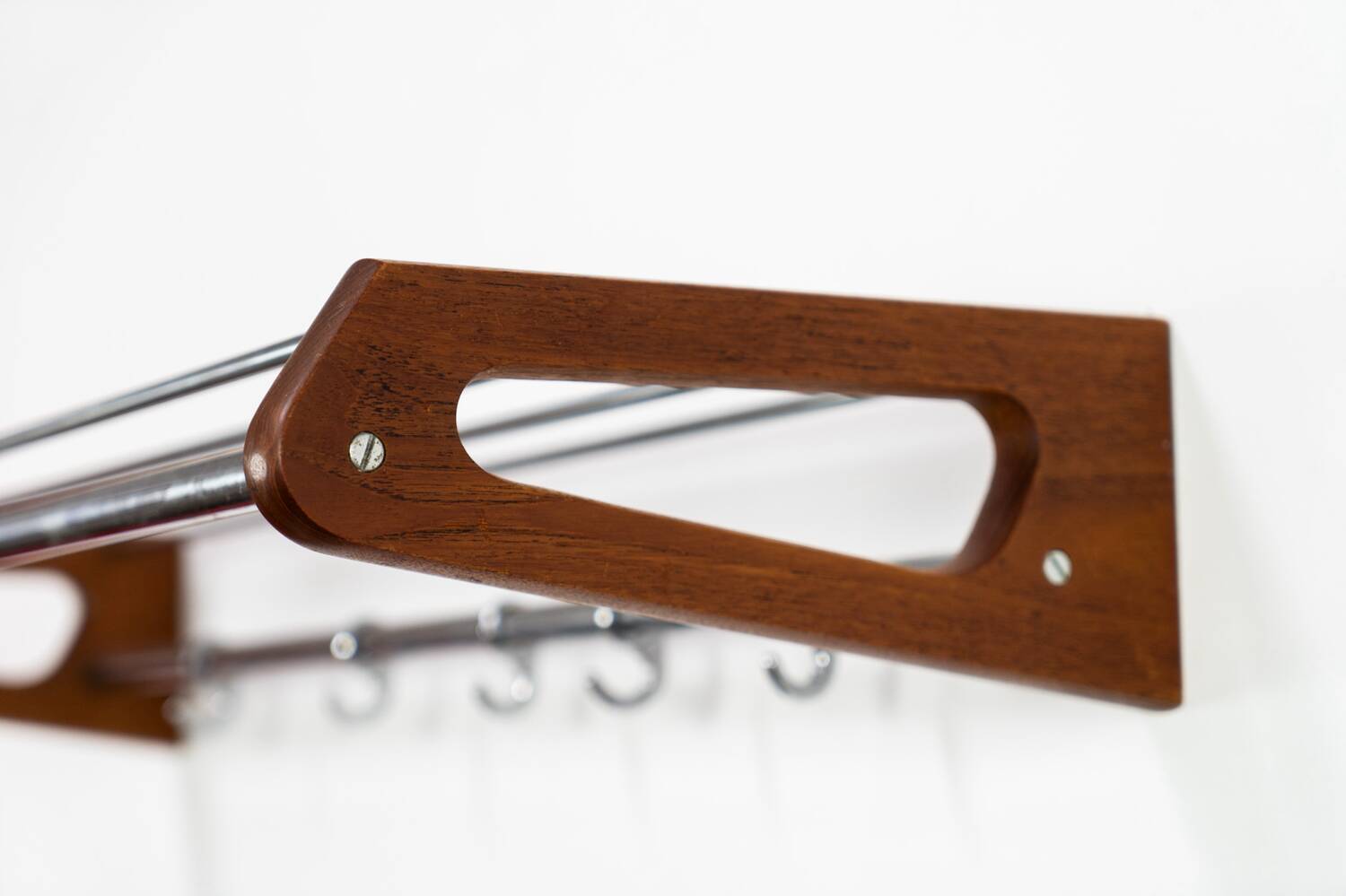 Porte-manteau en teck et acier par Børge Mogensen pour Søborg Møbler (Danemark, années 1960).