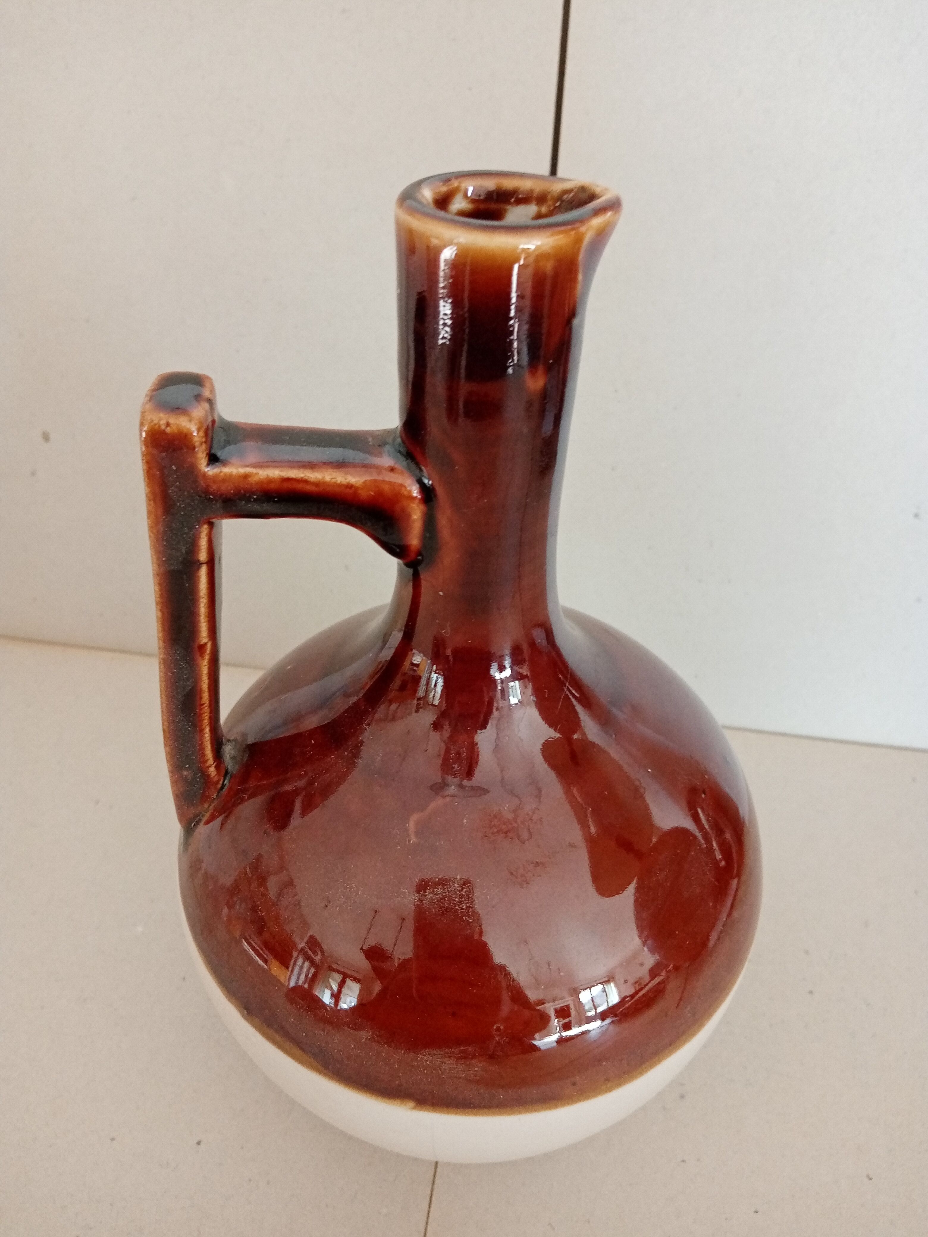 Enamelled pitcher with bicolor collar