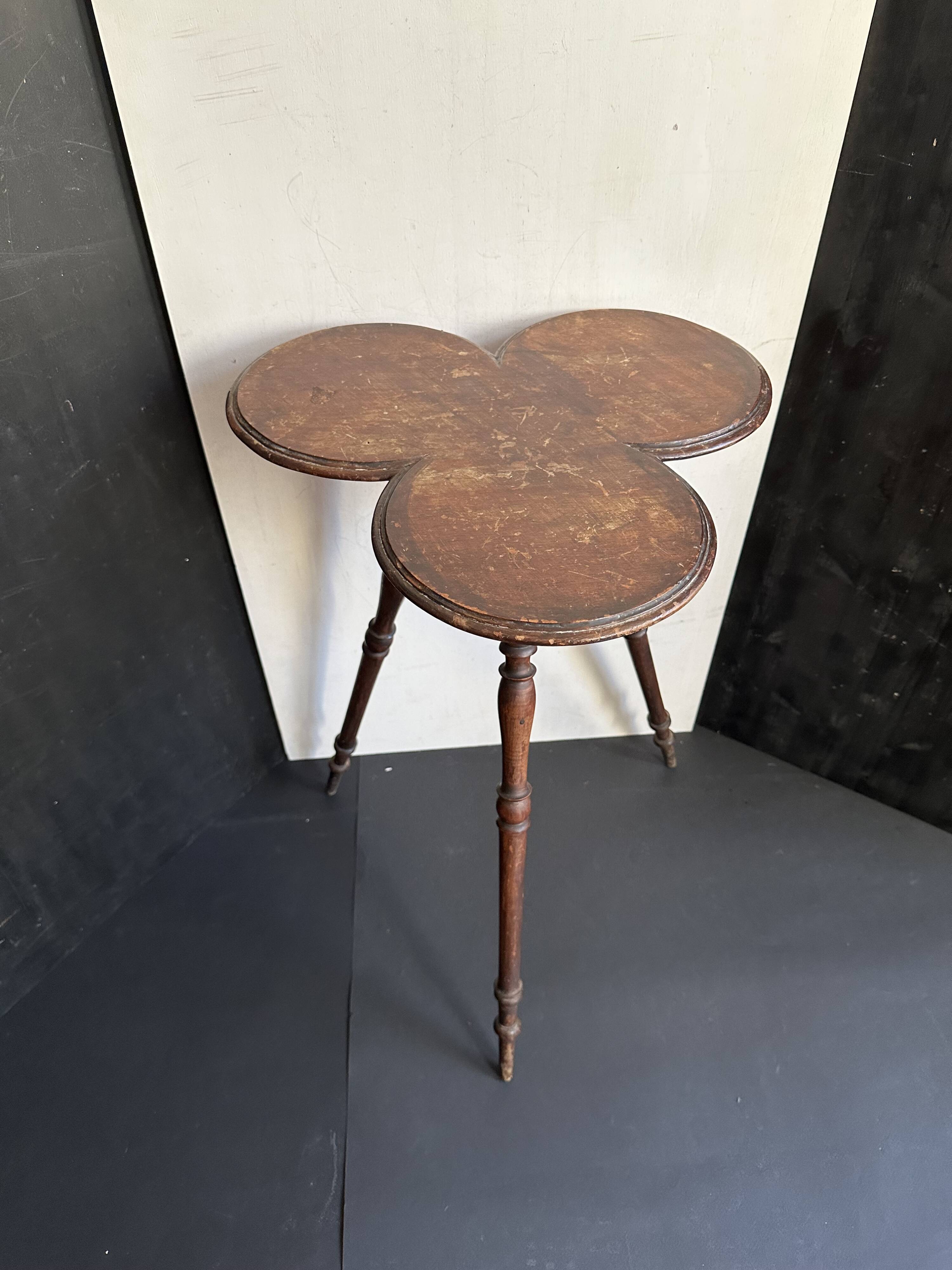 Guéridon Napoléon III en bois, forme trèfle