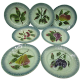 7 assiettes anciennes barbotine aux fruits