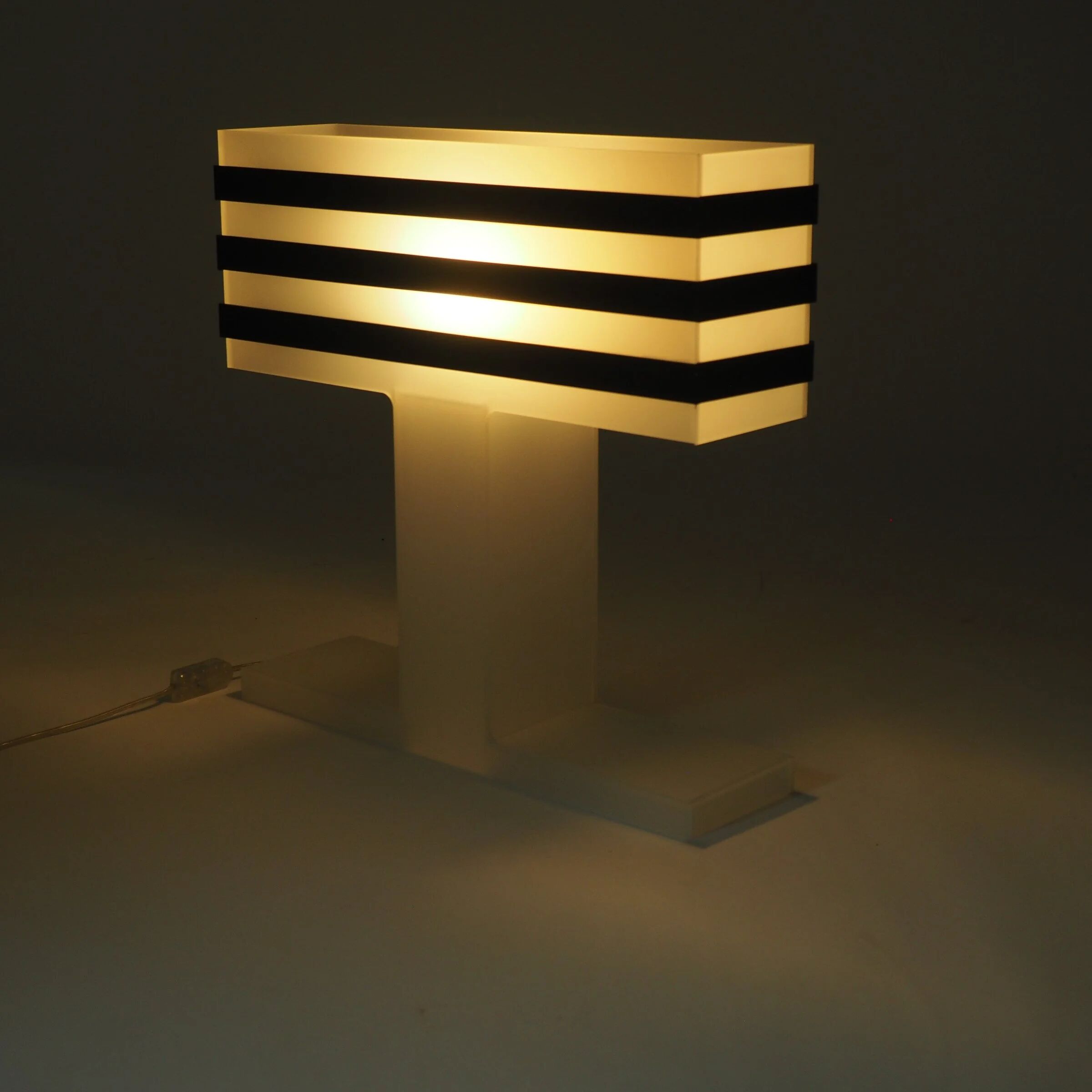 Lampe de table en plexiglas moderniste