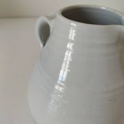 Pichet en grès blanc tourné main – céramique artisanale signée