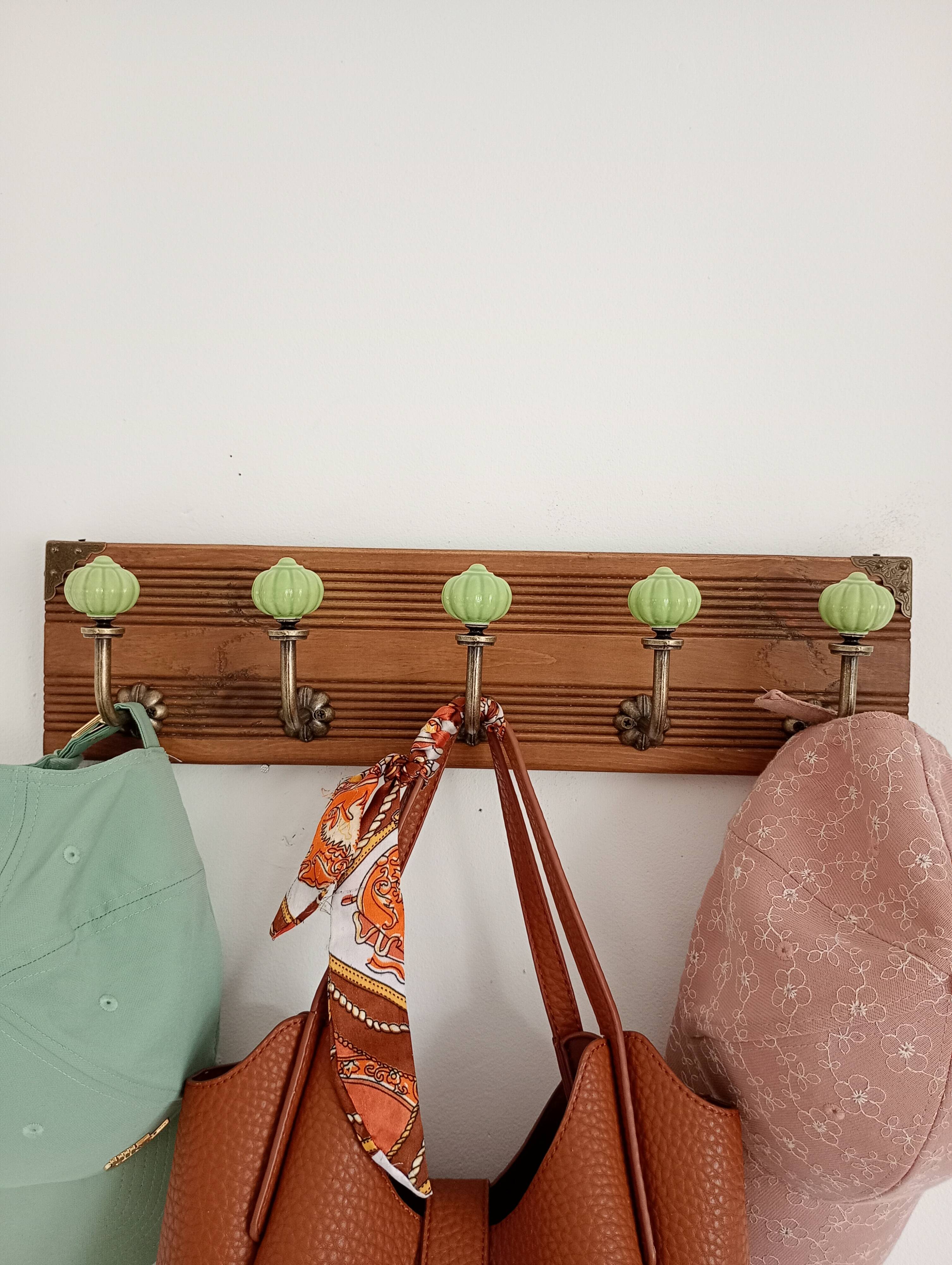 Wall-mounted coat rack in wood and sage green ceramic – 5 hooks – 50 cm