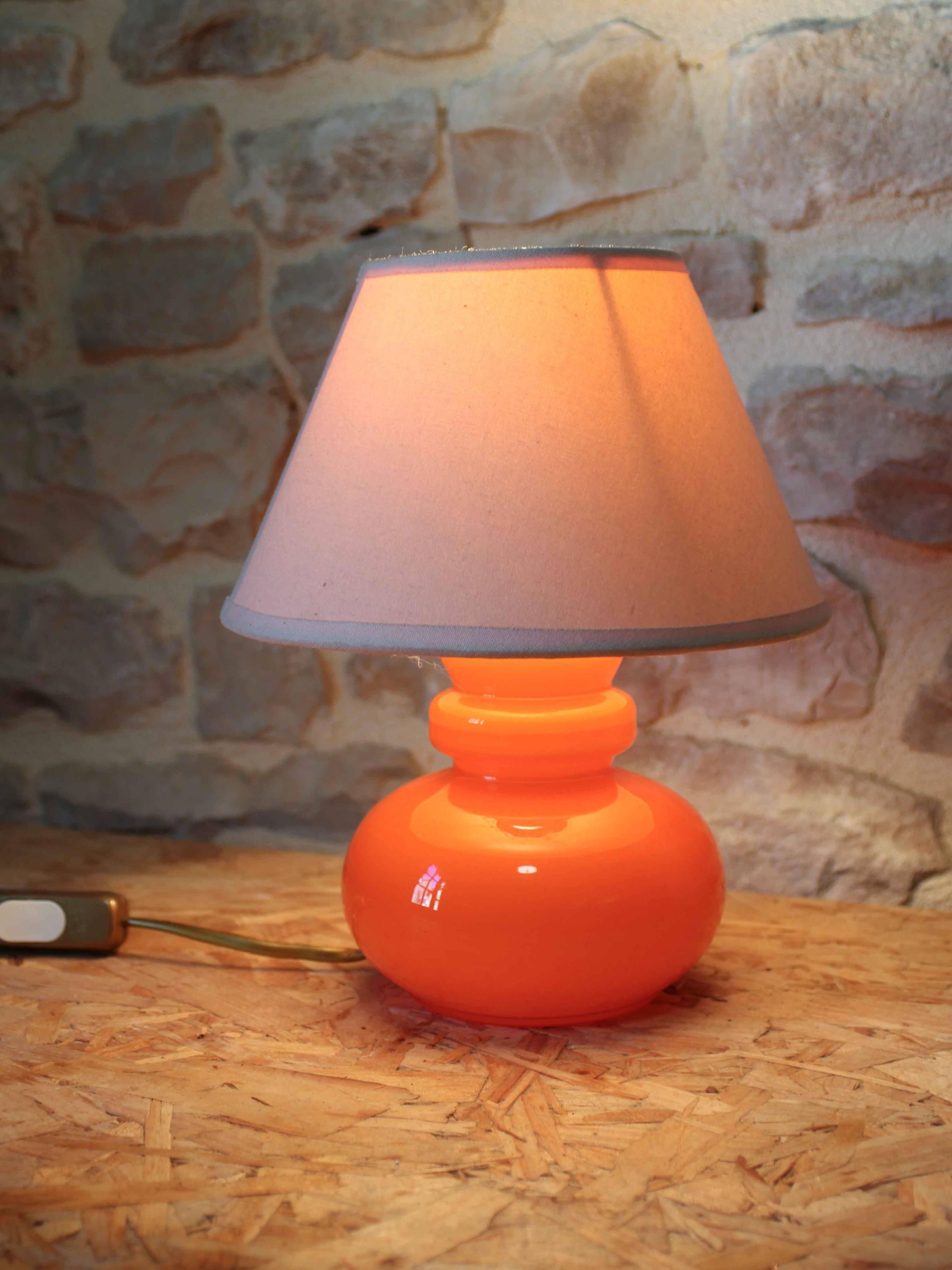 Pied de lampe en verre opalin orange