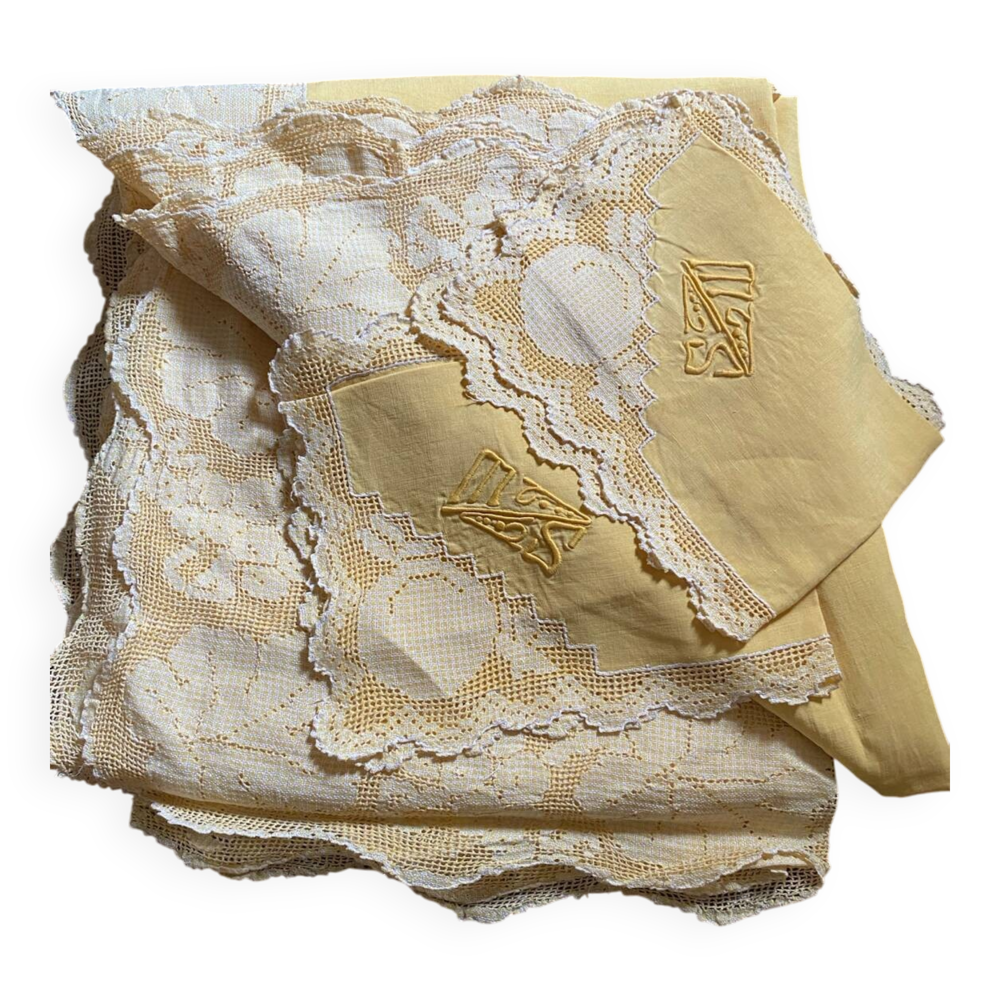 Tablecloth and 12 straw-colored napkins from the 50s.