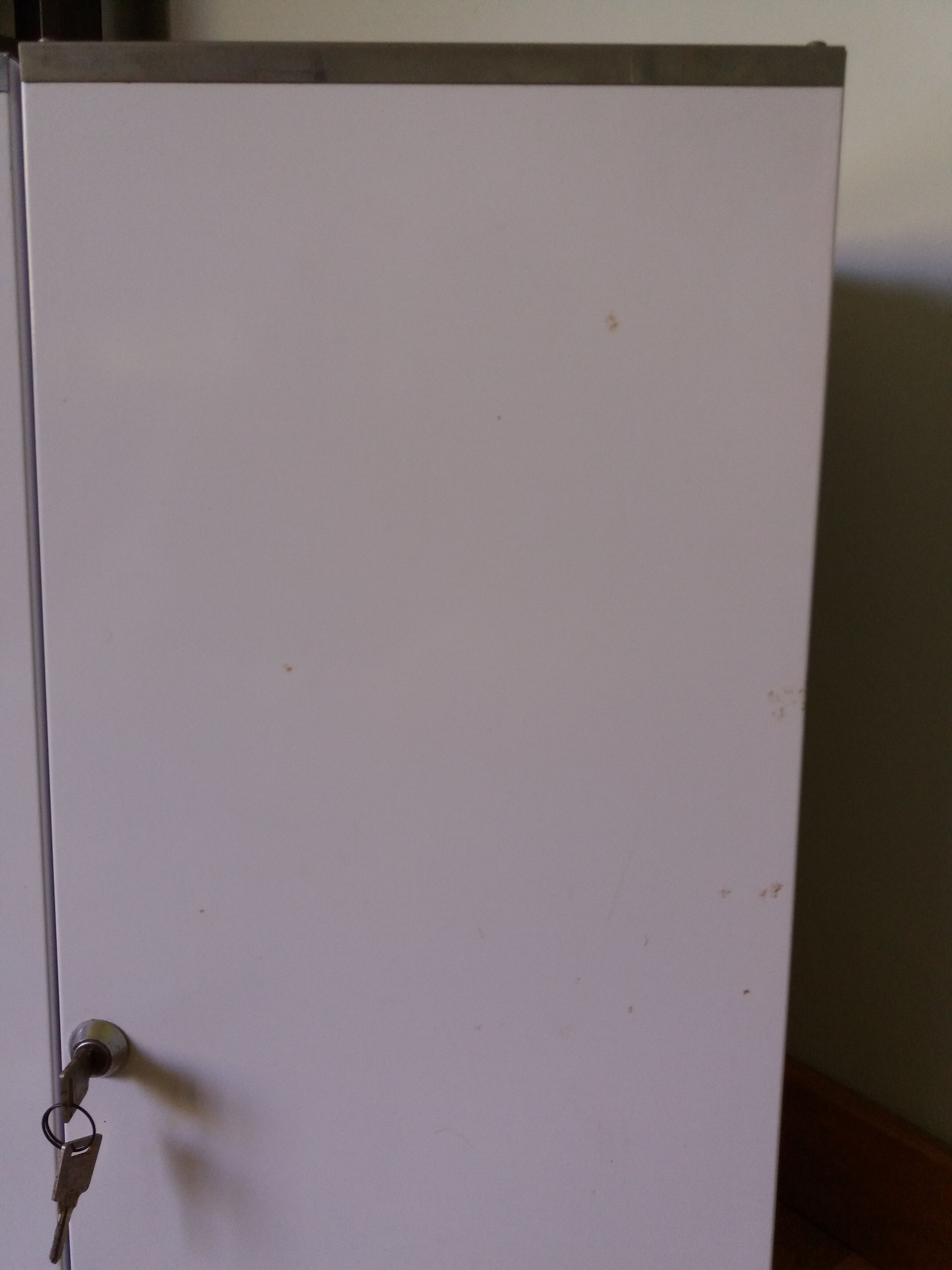 Armoire à pharmacie en métal laqué blanc