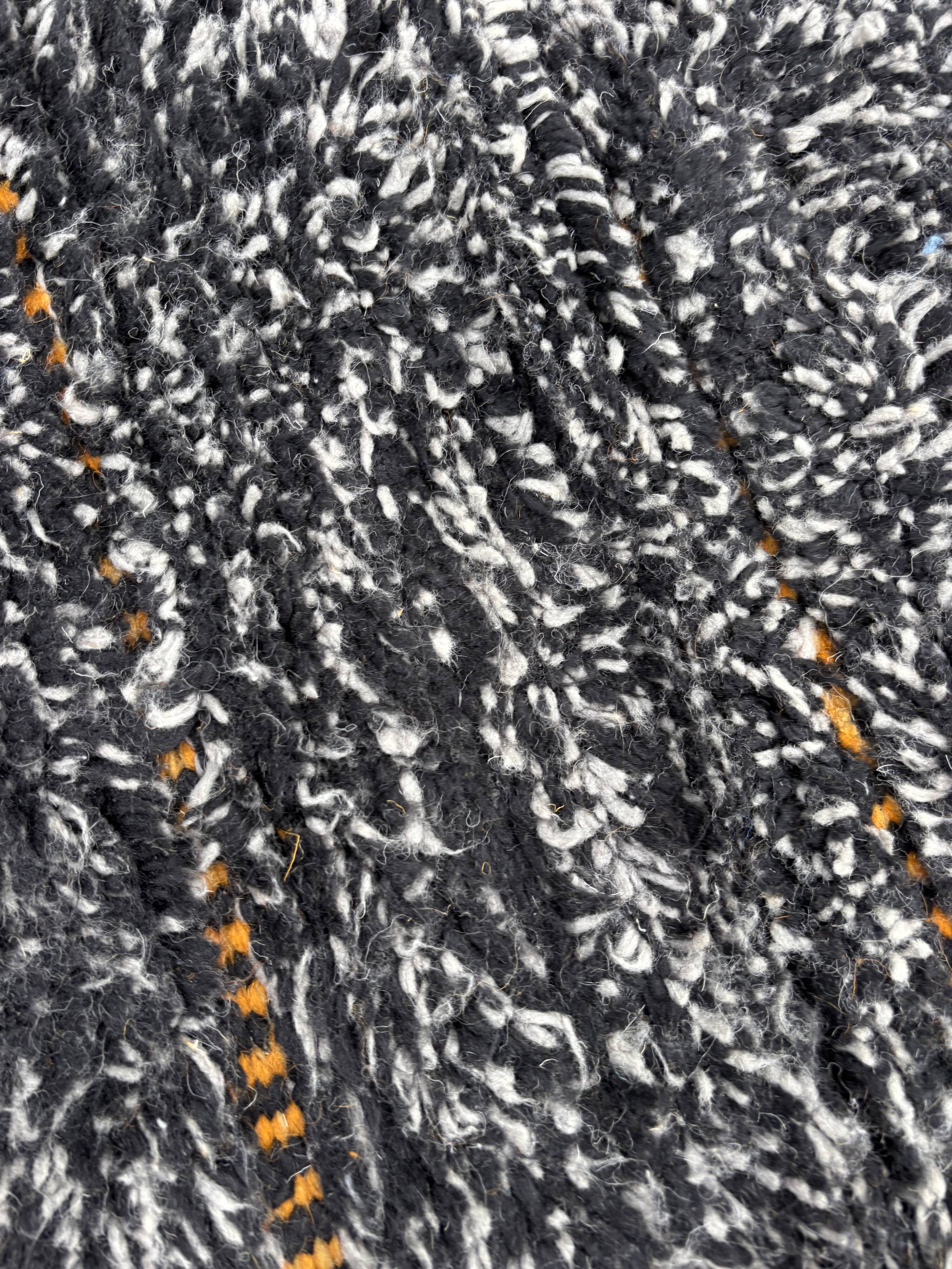 tapis Marocain berbere  Mrirt noir et orange fait main en laine