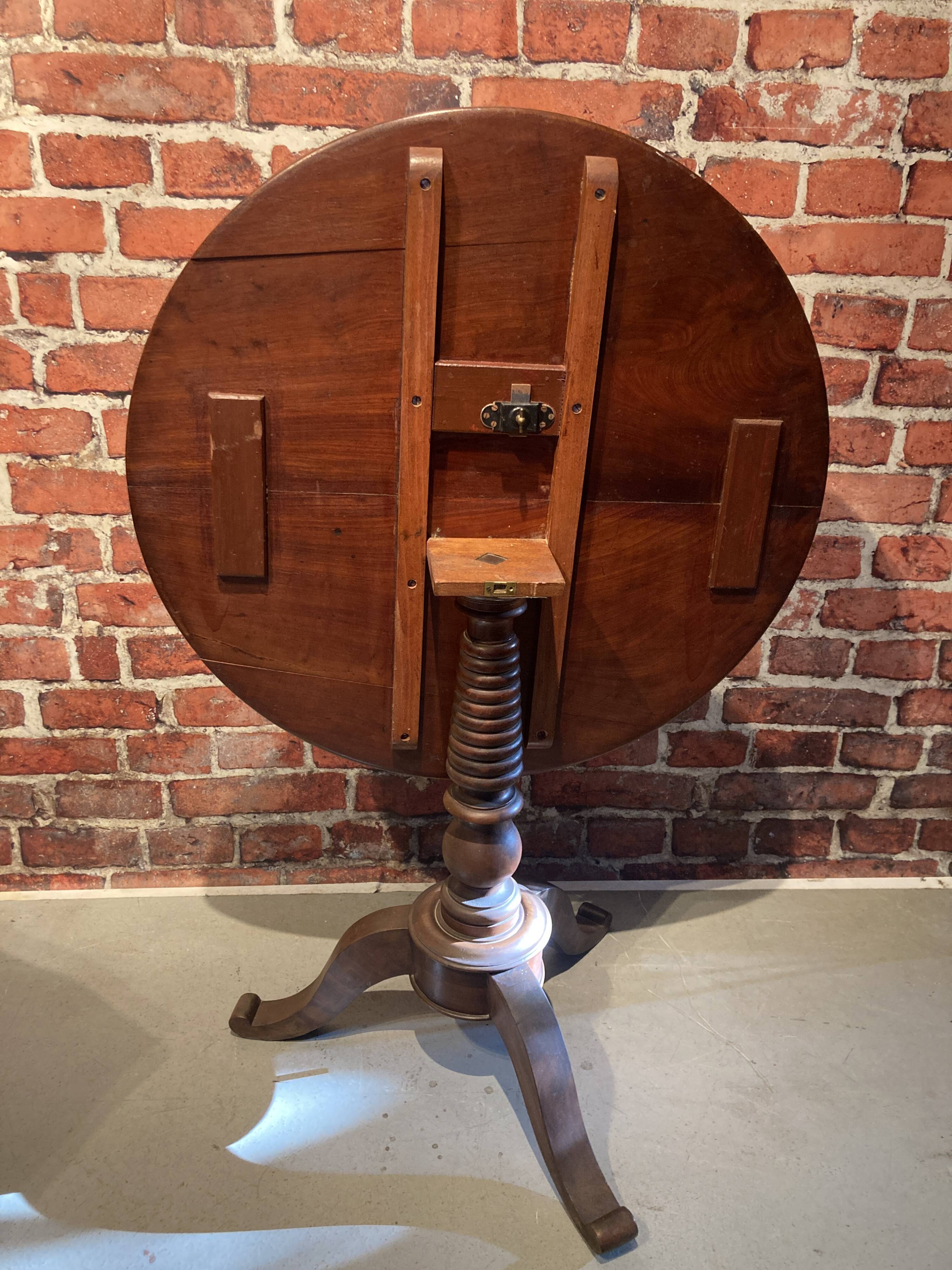 Guéridon en bois avec plateau pliable