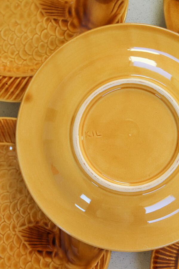 Assiettes et plat à poisson en faïence Kil des années 1960-70