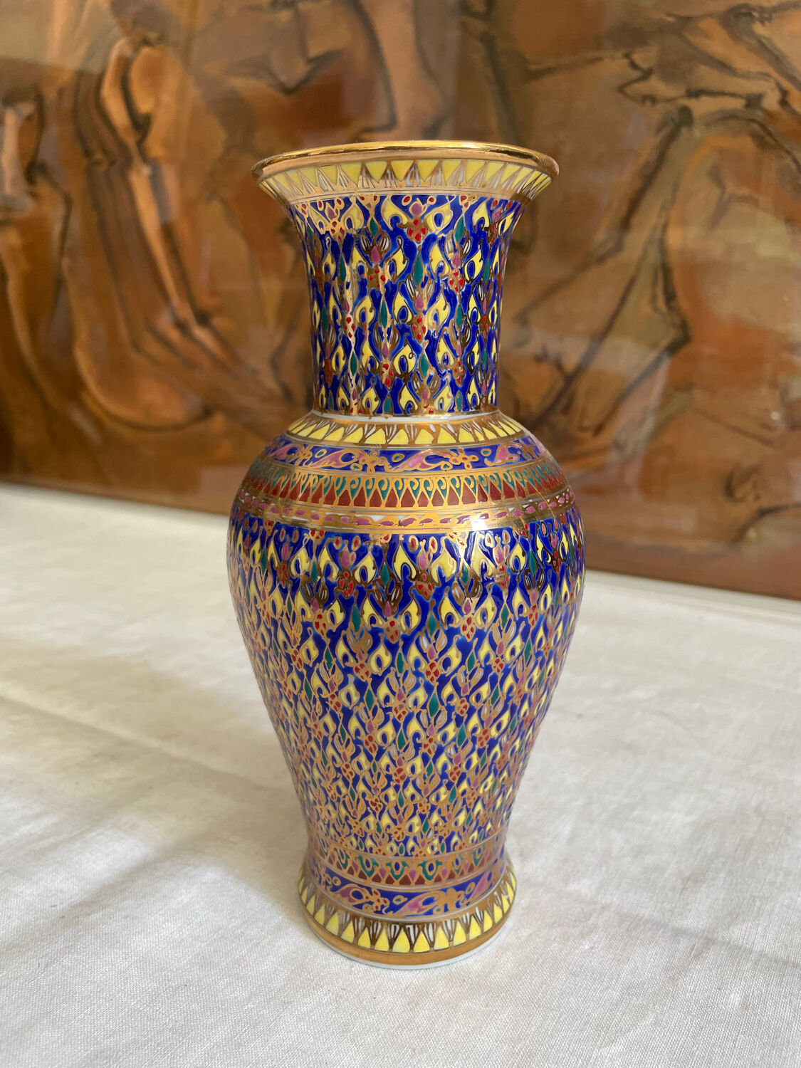 Graphic vase ornament and gilding