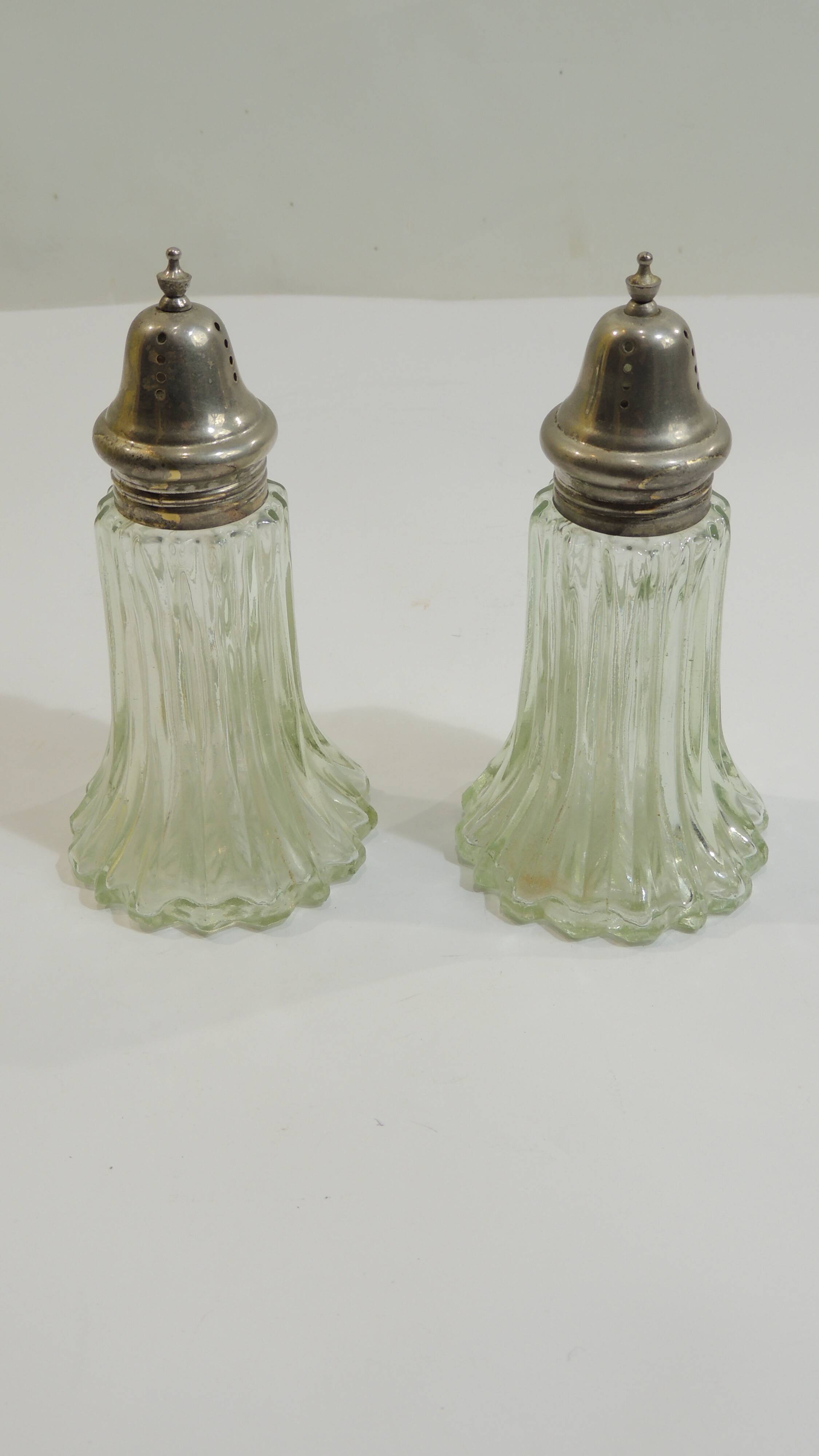 set of 2 condiment dispensers / salt shakers / pepper shakers / sugar bowls / shakers