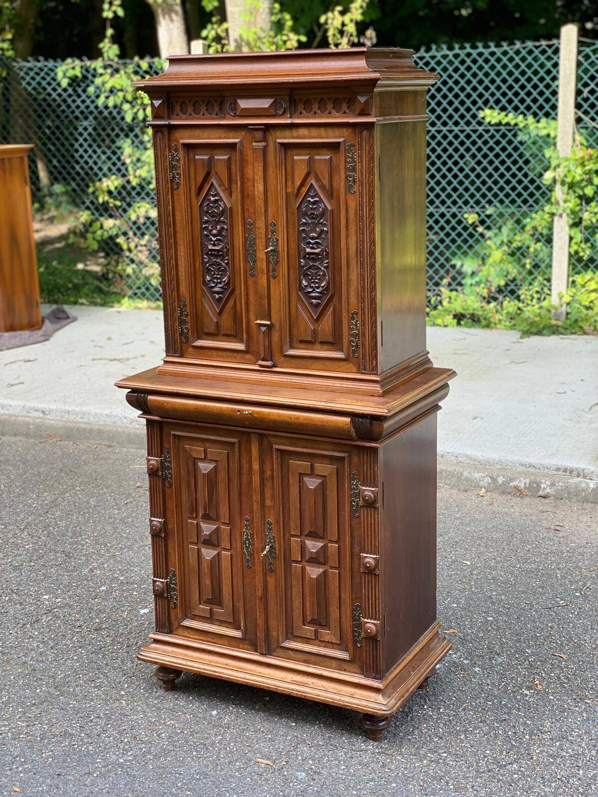 Renaissance sideboard with recess, 17th century, in carved walnut, 177cm