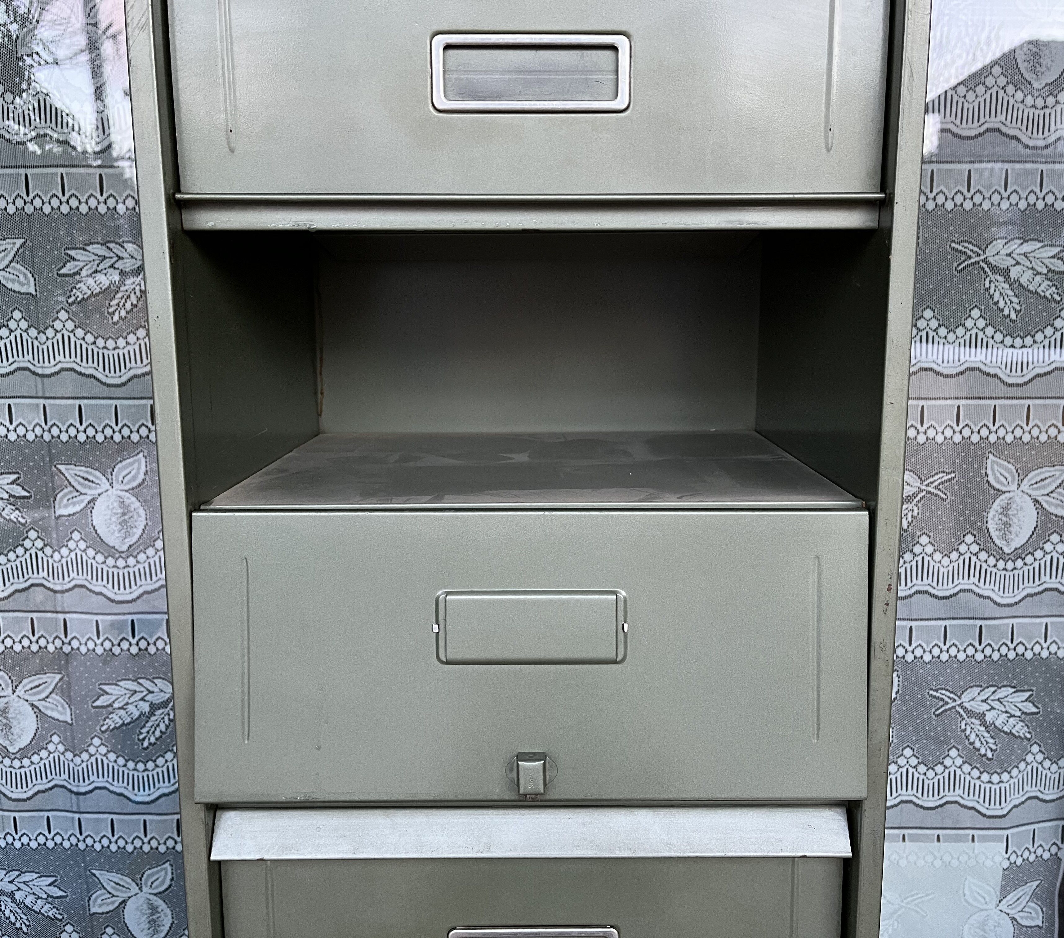 Industrial furniture of 10 valve lockers
