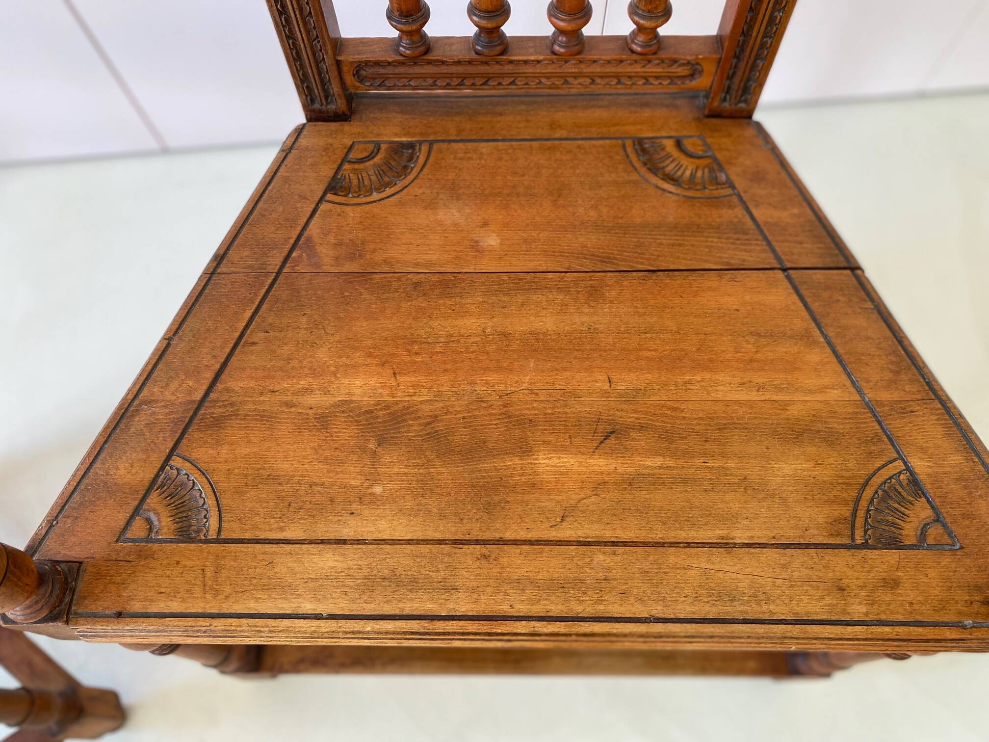 Paire de fauteuils anciens de style gothique