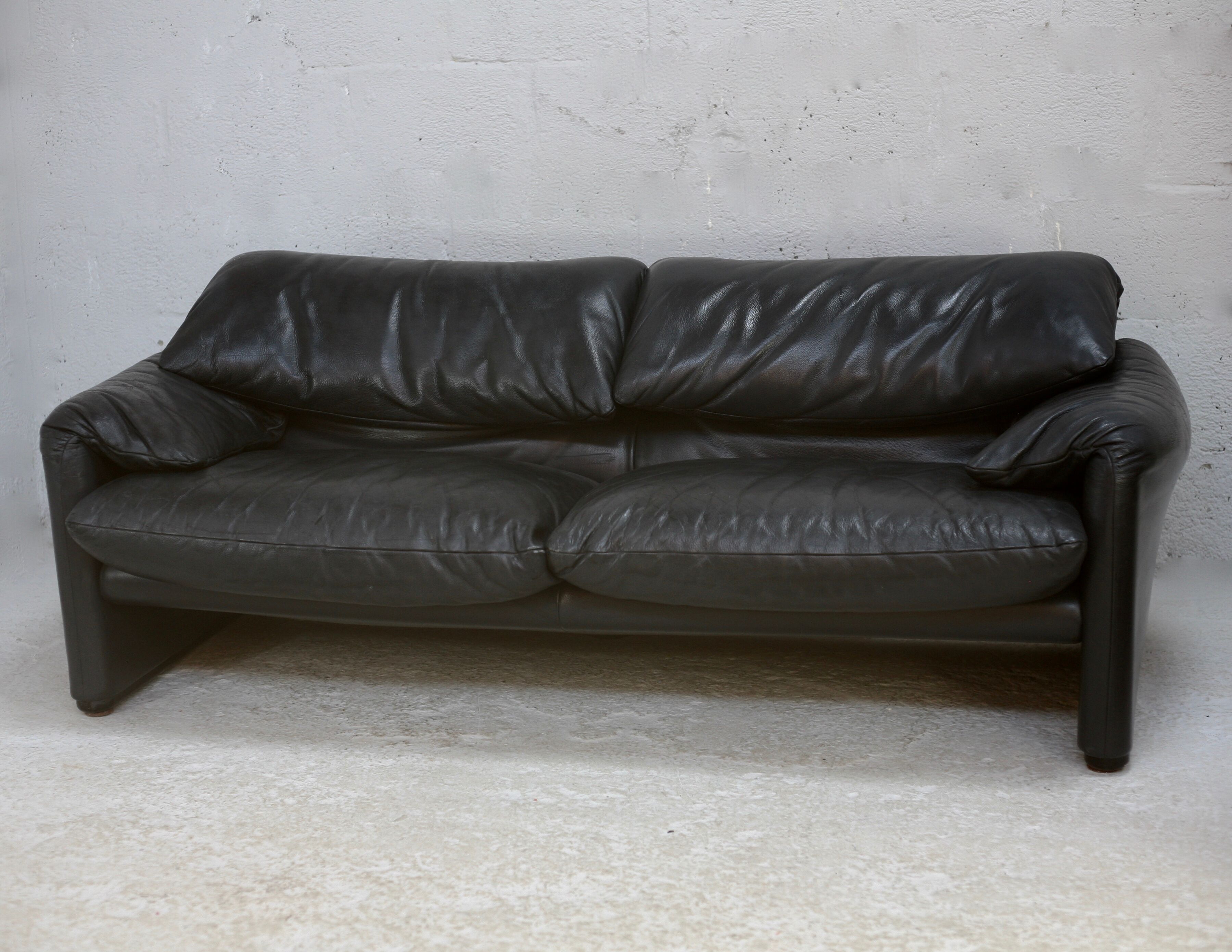 Sofa by Vico Magistretti, Cassina, Maralunga model. Italy, circa 1975. Navy blue leather